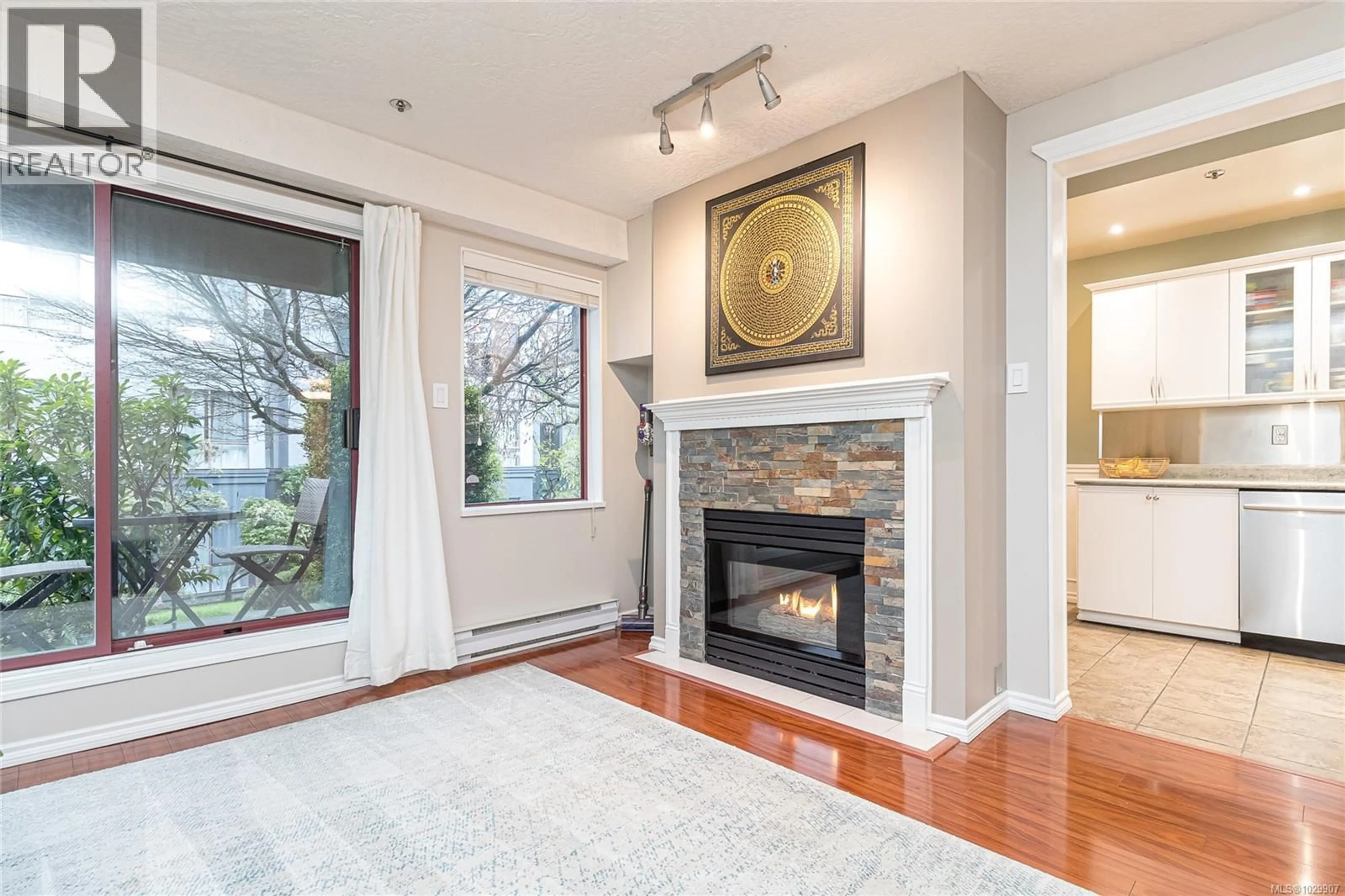 Living room with furniture, wood/laminate floor for 112 - 545 MANCHESTER ROAD, Victoria British Columbia V8T5H6