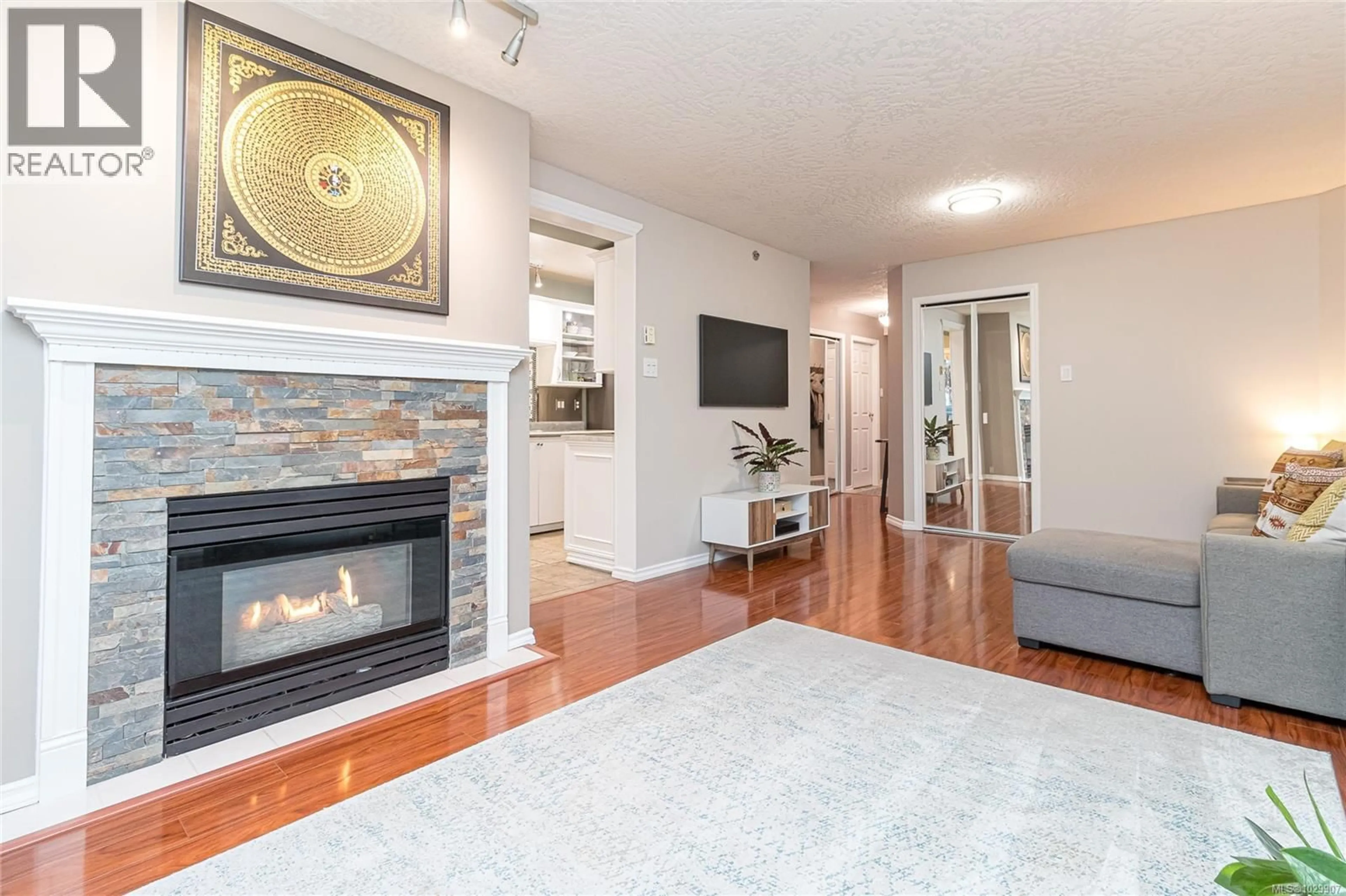 Living room with furniture, wood/laminate floor for 112 - 545 MANCHESTER ROAD, Victoria British Columbia V8T5H6