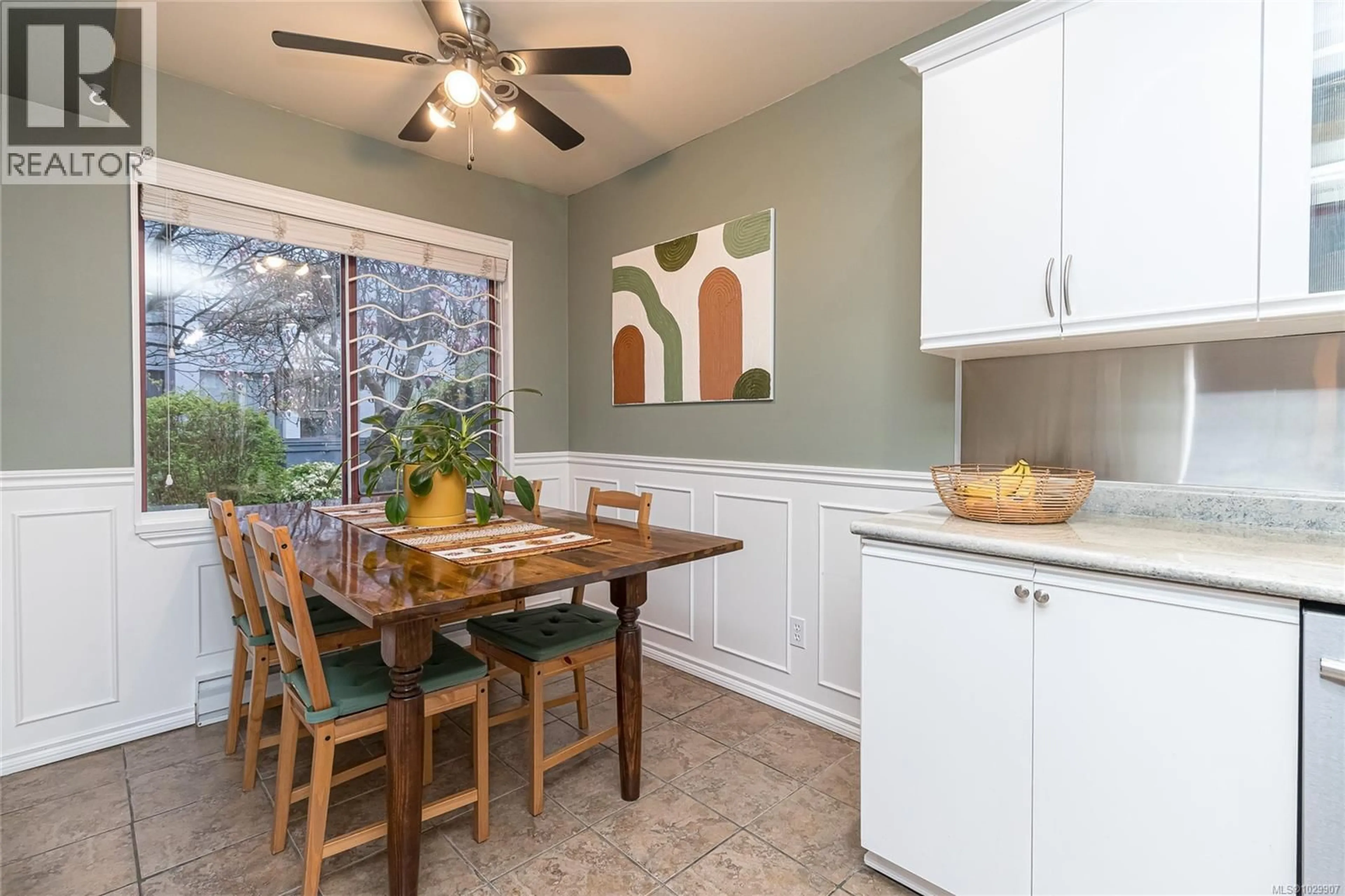 Open concept kitchen, ceramic/tile floor for 112 - 545 MANCHESTER ROAD, Victoria British Columbia V8T5H6