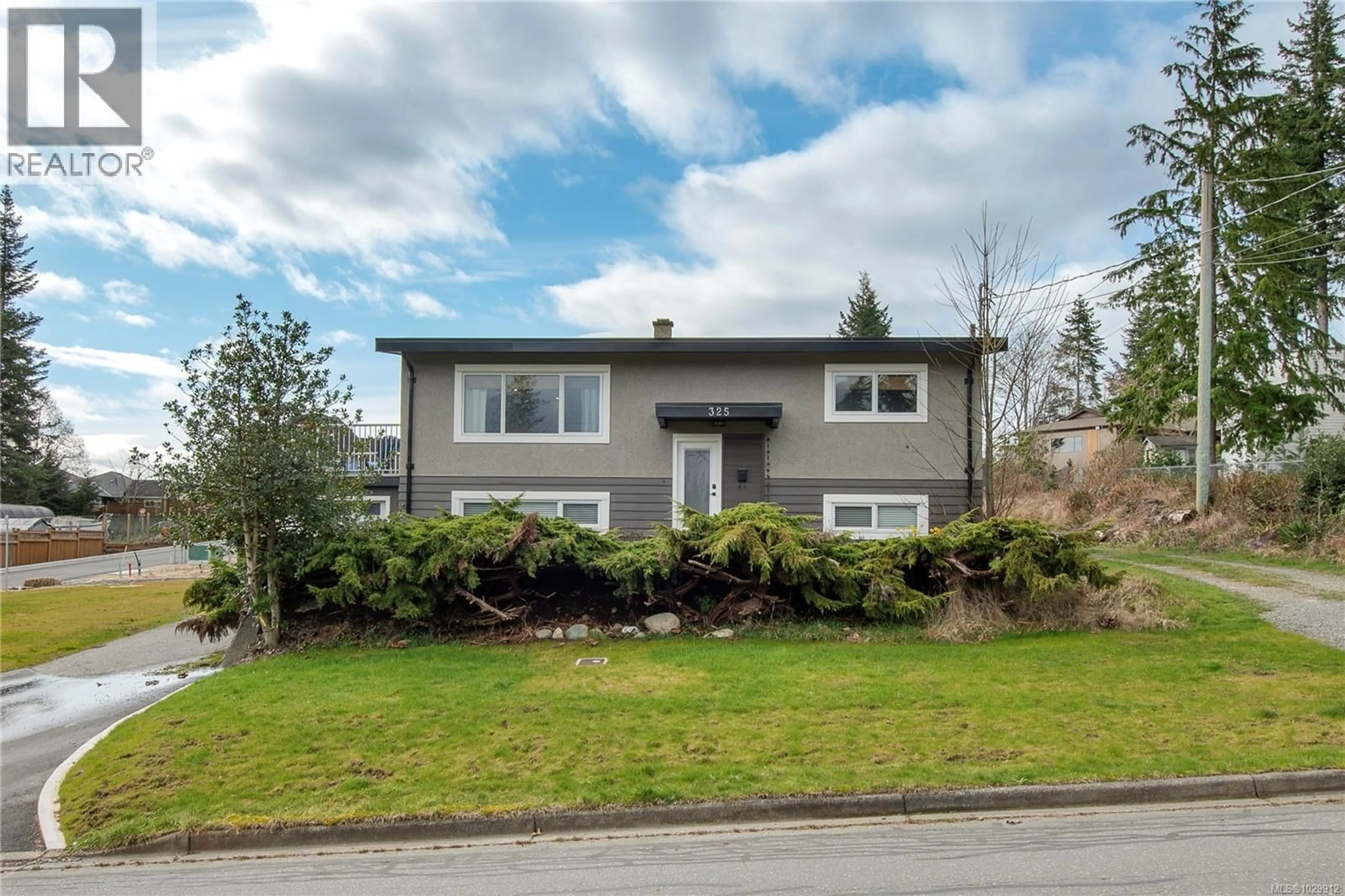 Home with vinyl exterior material, street for 325 TWILLINGATE ROAD, Campbell River British Columbia V9W1V3