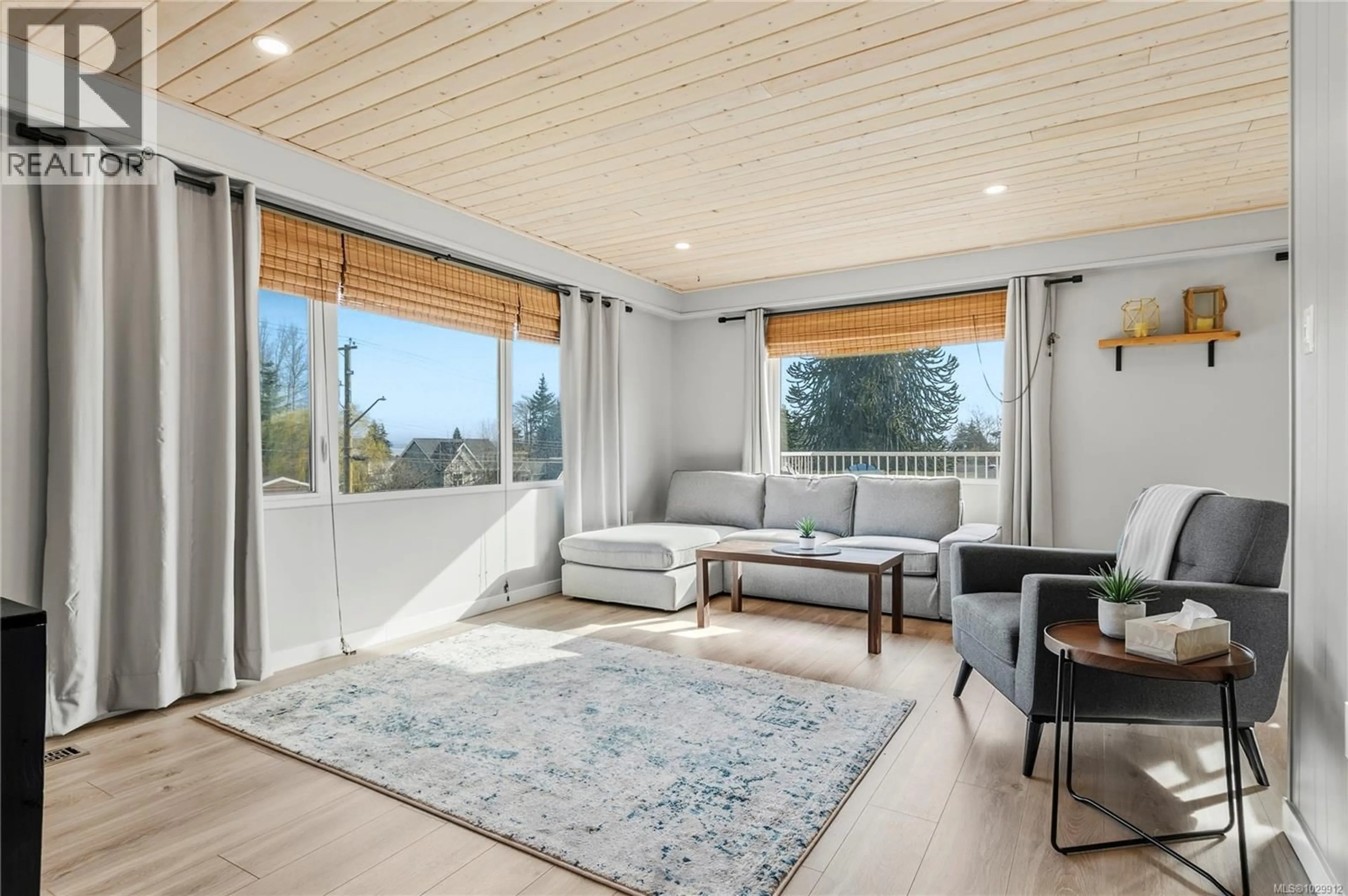 Living room with furniture, wood/laminate floor for 325 TWILLINGATE ROAD, Campbell River British Columbia V9W1V3