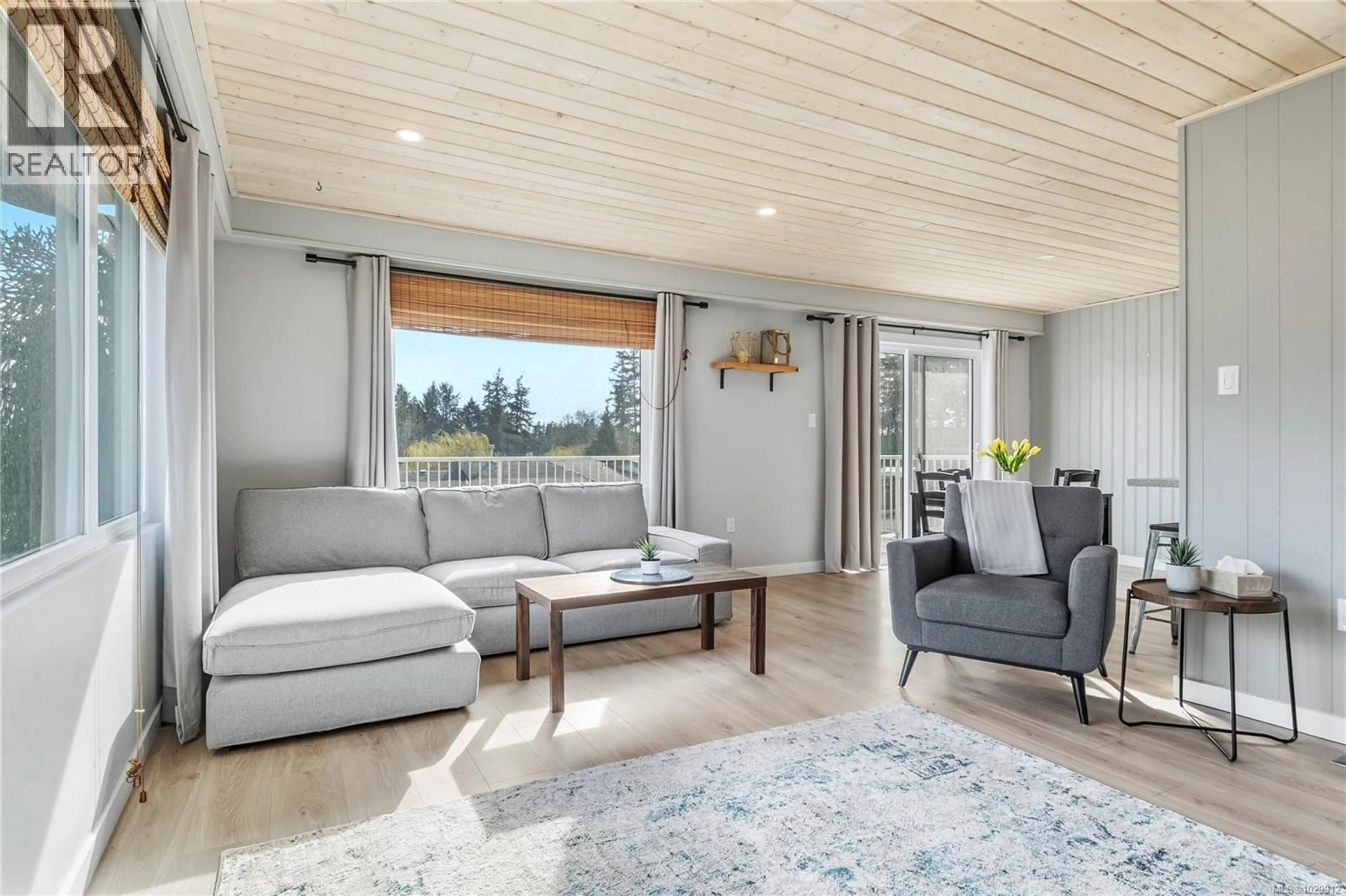 Living room with furniture, wood/laminate floor for 325 TWILLINGATE ROAD, Campbell River British Columbia V9W1V3