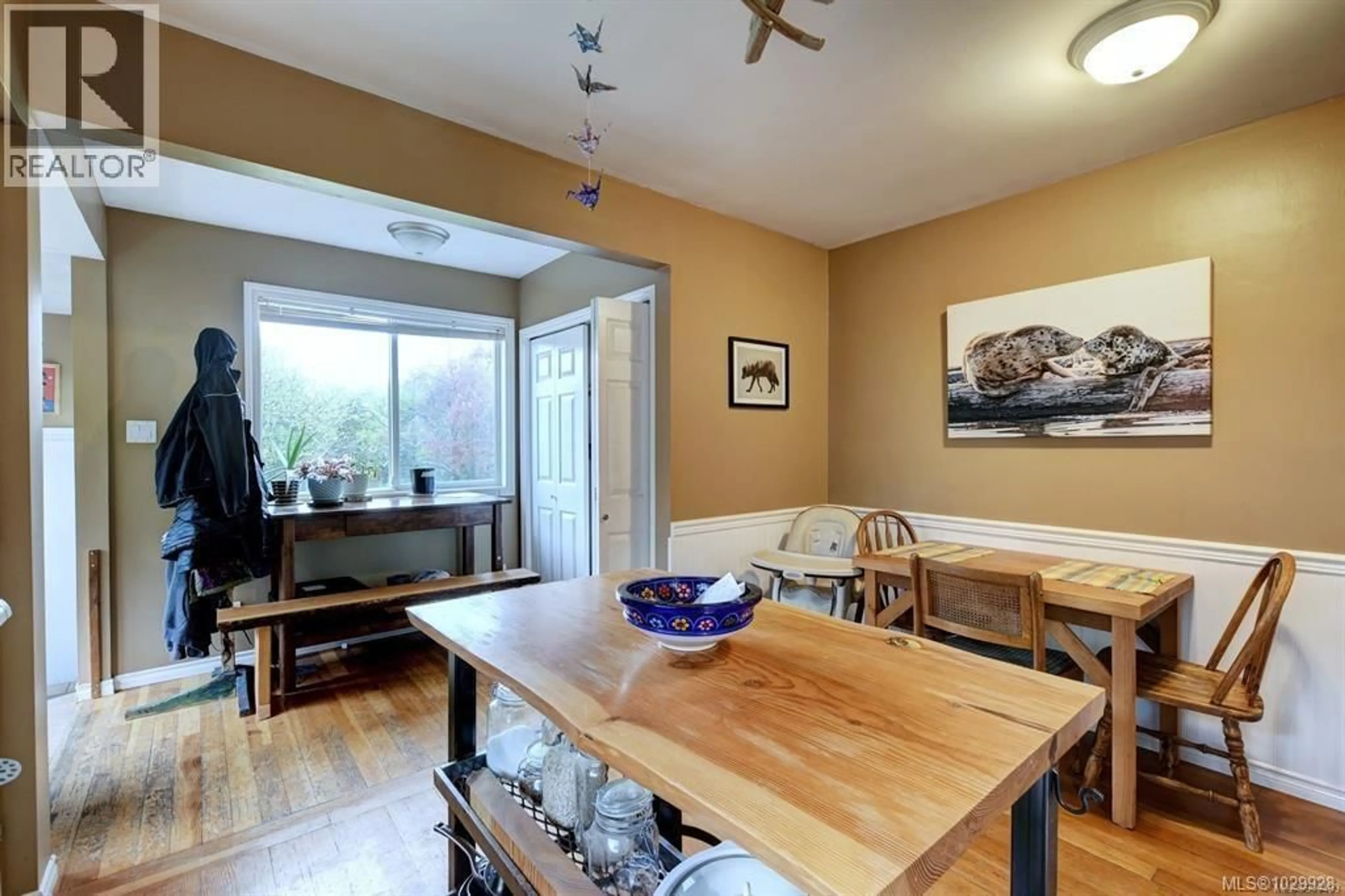 Dining room, wood/laminate floor for 2926 COLQUITZ AVENUE, Saanich British Columbia V9A2M3