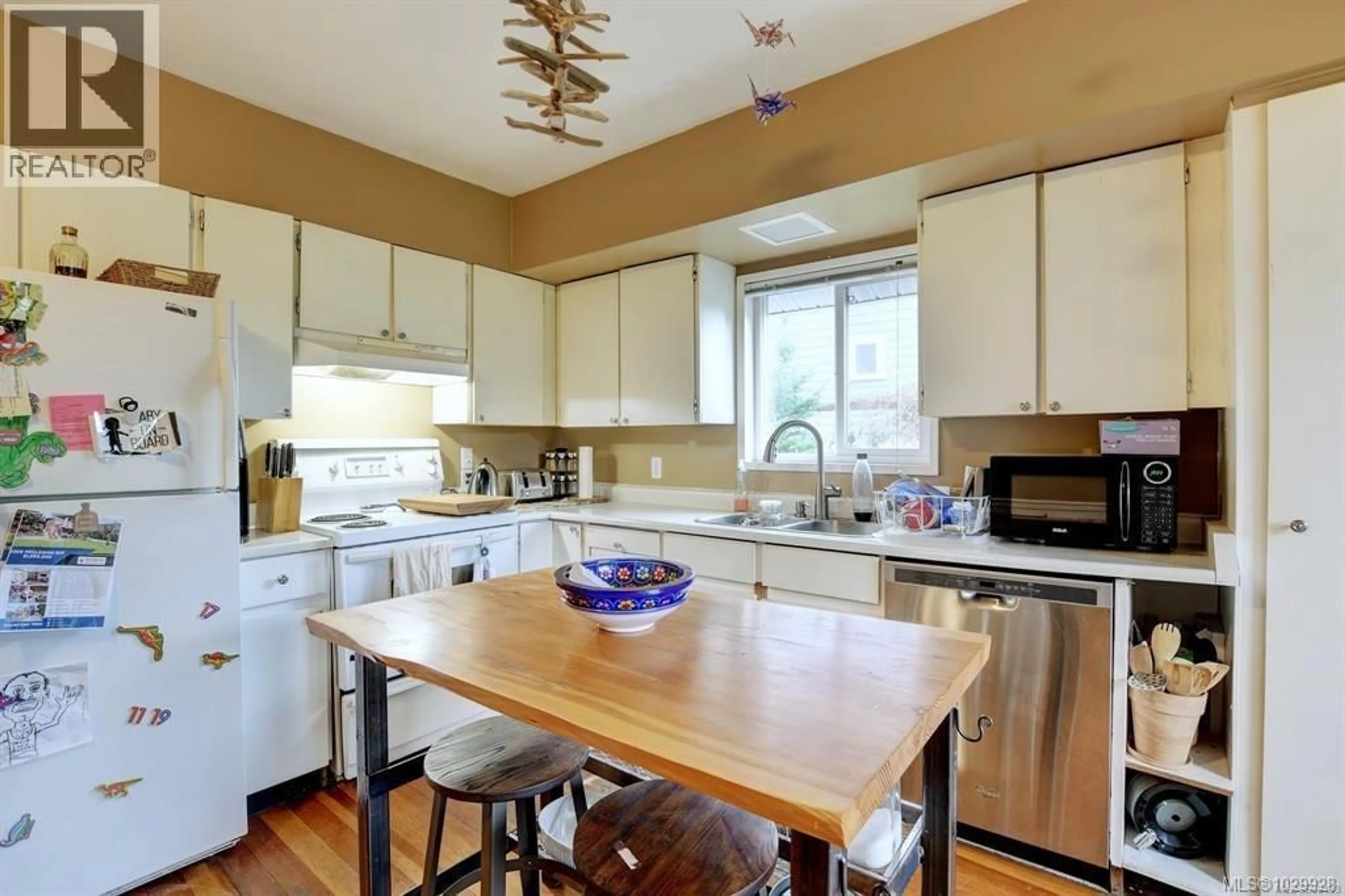 Open concept kitchen, wood/laminate floor for 2926 COLQUITZ AVENUE, Saanich British Columbia V9A2M3