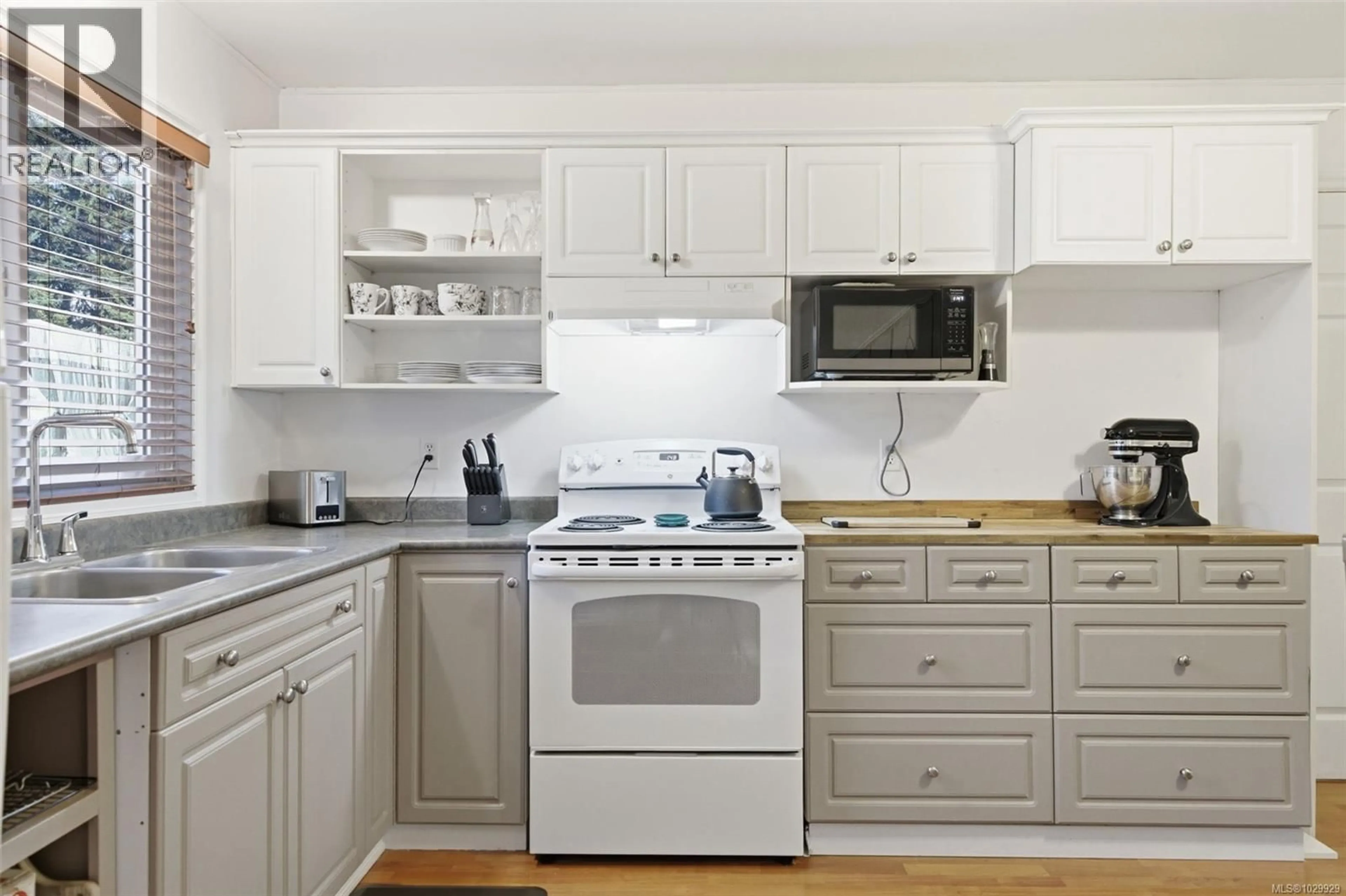 Standard kitchen, unknown for 2957 ALMARTIN PLACE, Colwood British Columbia V9B4Z1