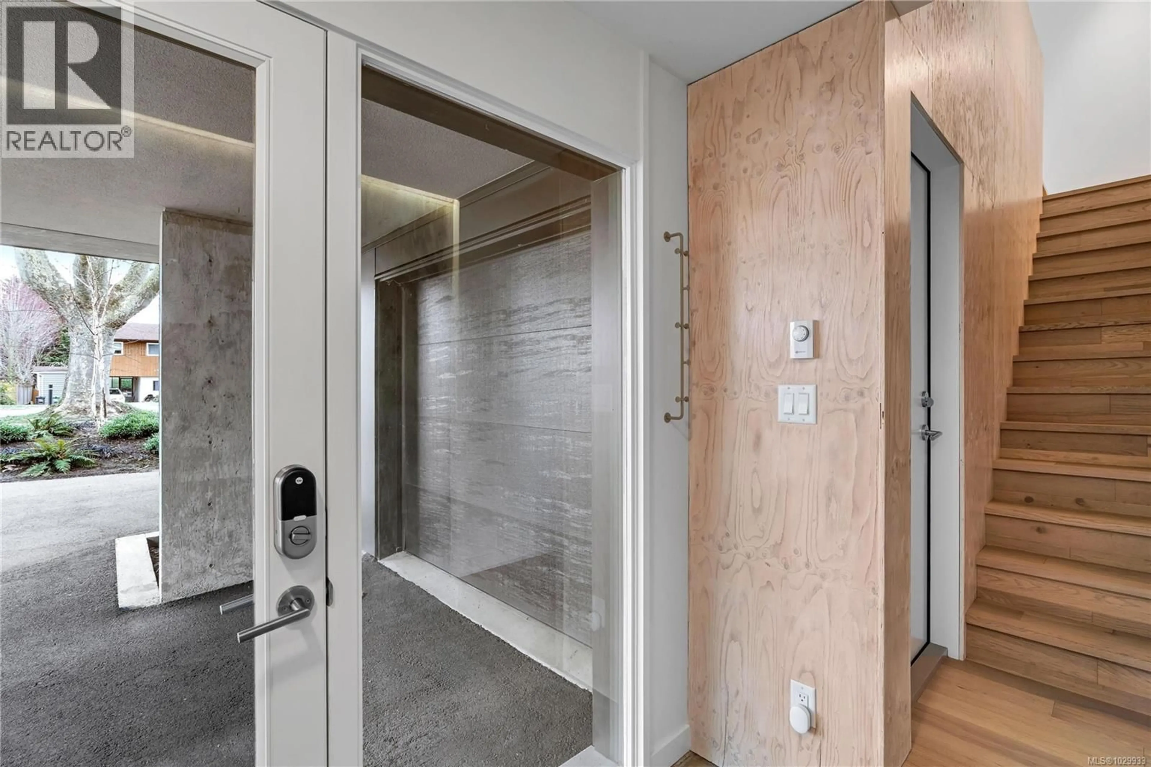 Indoor entryway for 2 - 2910 SHELBOURNE STREET, Victoria British Columbia V8R4M6