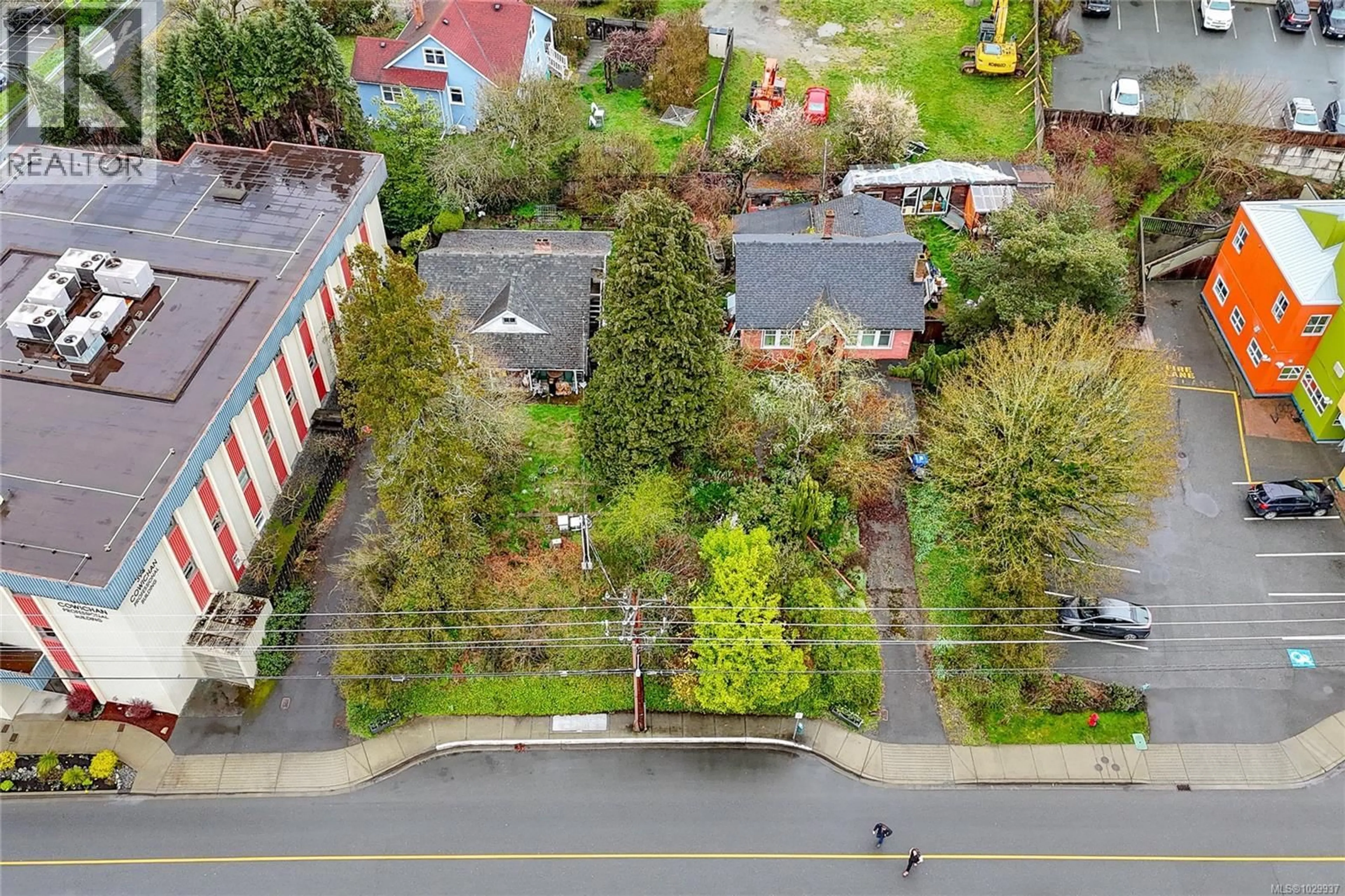 A pic from outside/outdoor area/front of a property/back of a property/a pic from drone, street for 386 DUNCAN STREET, Duncan British Columbia V9L2A5