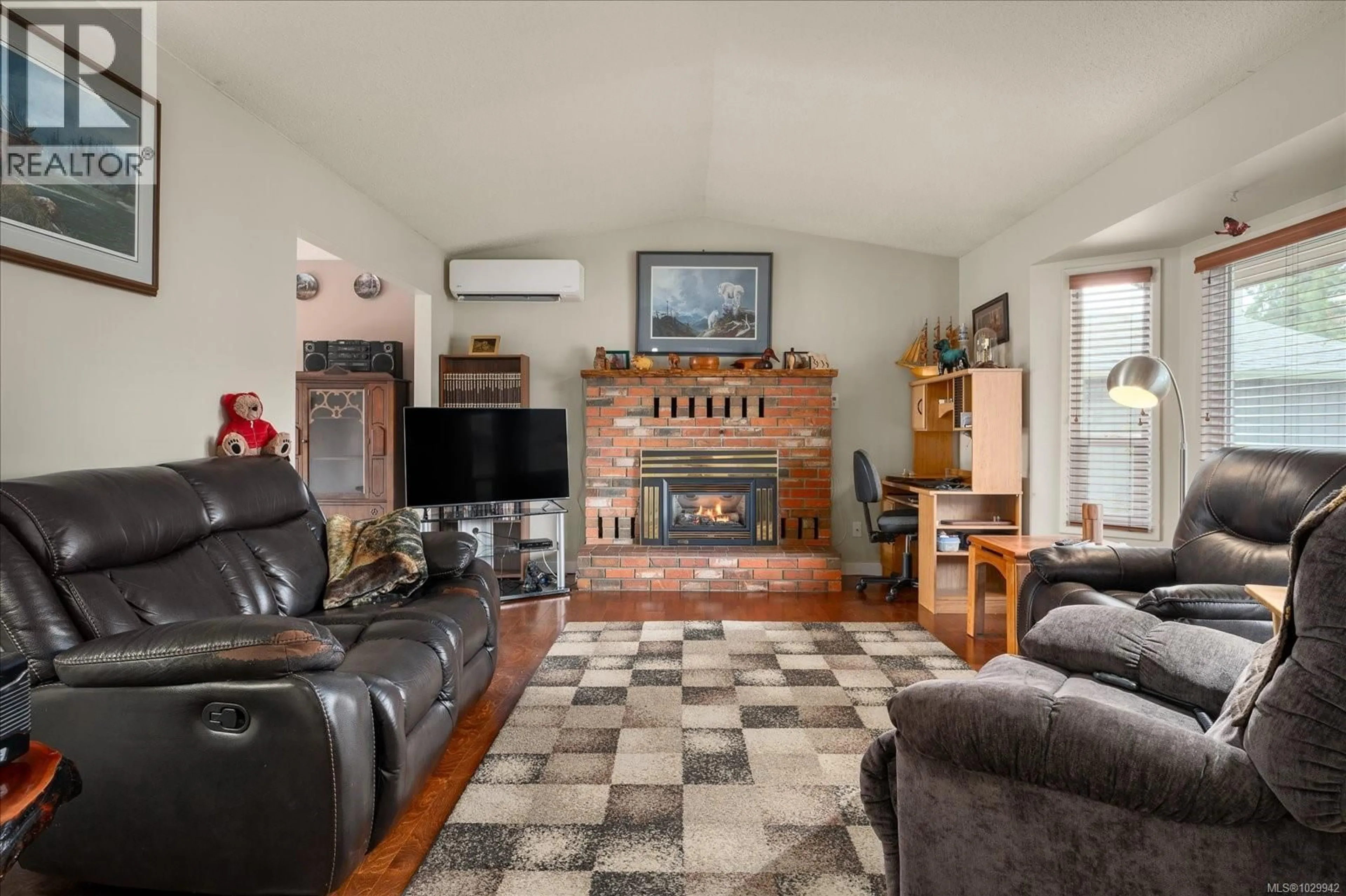 Living room with furniture, unknown for 108 DAVIES LANE, Nanaimo British Columbia V9S5M3