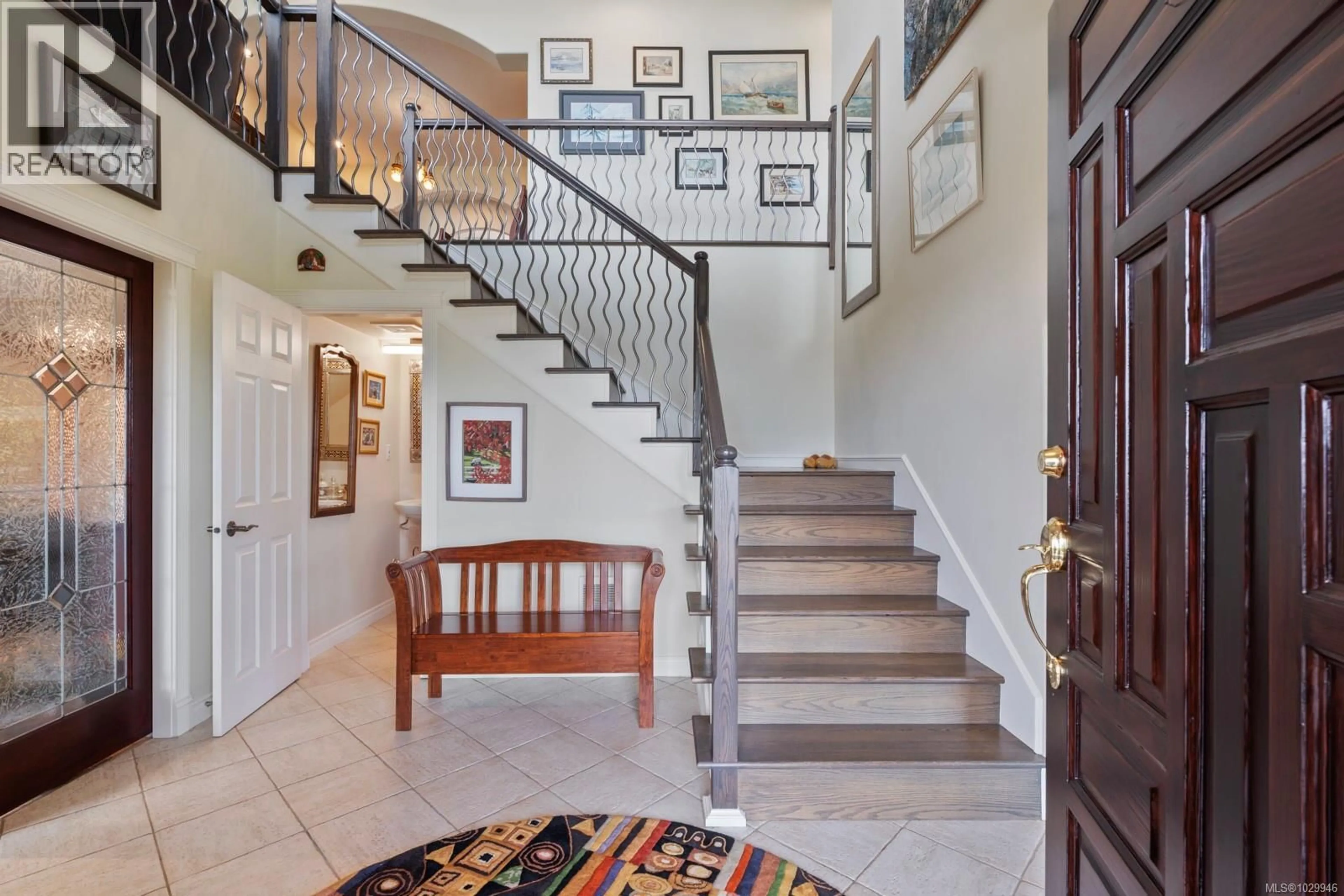 Indoor foyer for 7012 ISLAND VIEW PLACE, Central Saanich British Columbia V8M2J6
