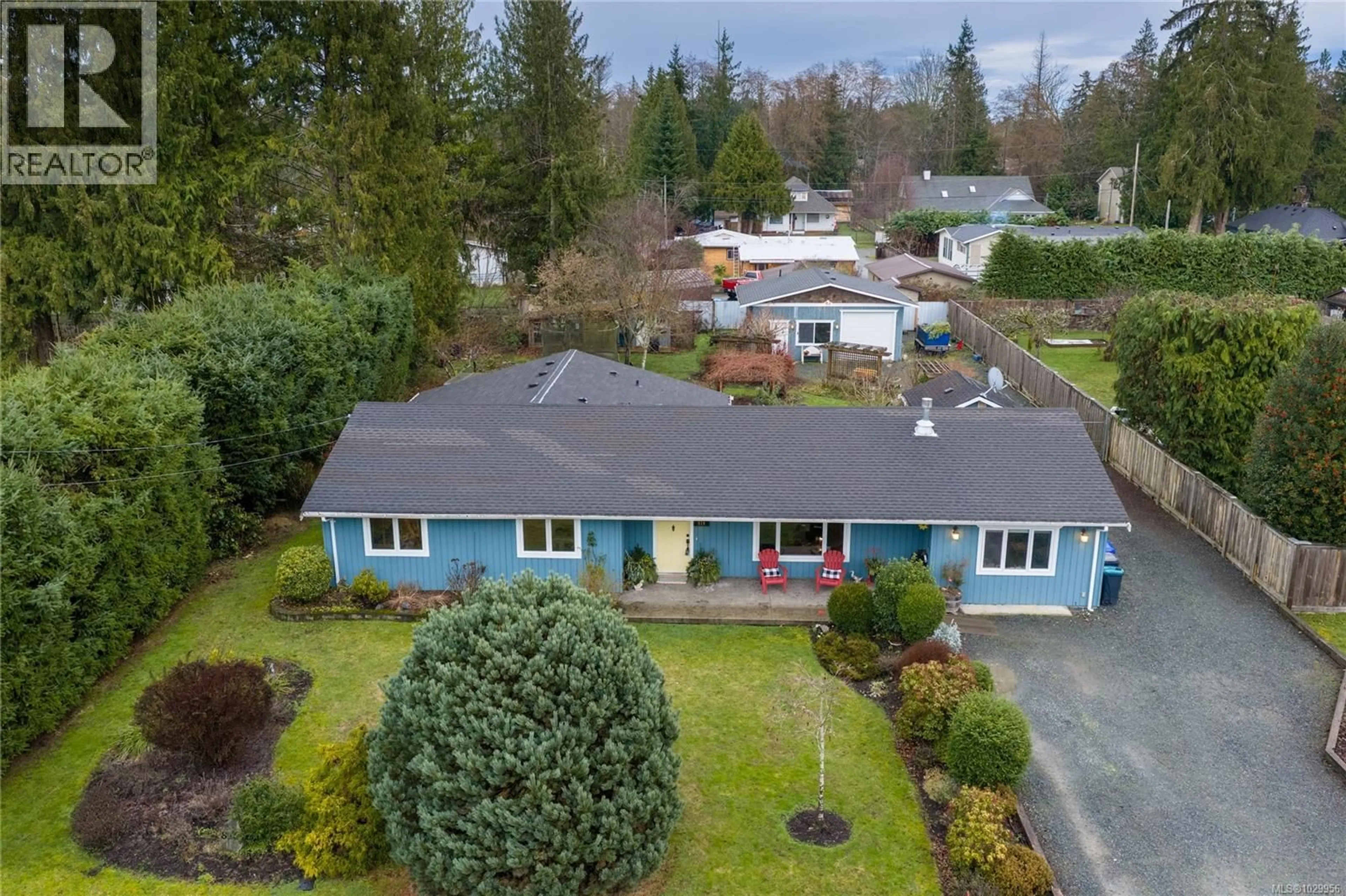 A pic from outside/outdoor area/front of a property/back of a property/a pic from drone, street for 816 WOODLAND DRIVE, Parksville British Columbia V9P1Z2