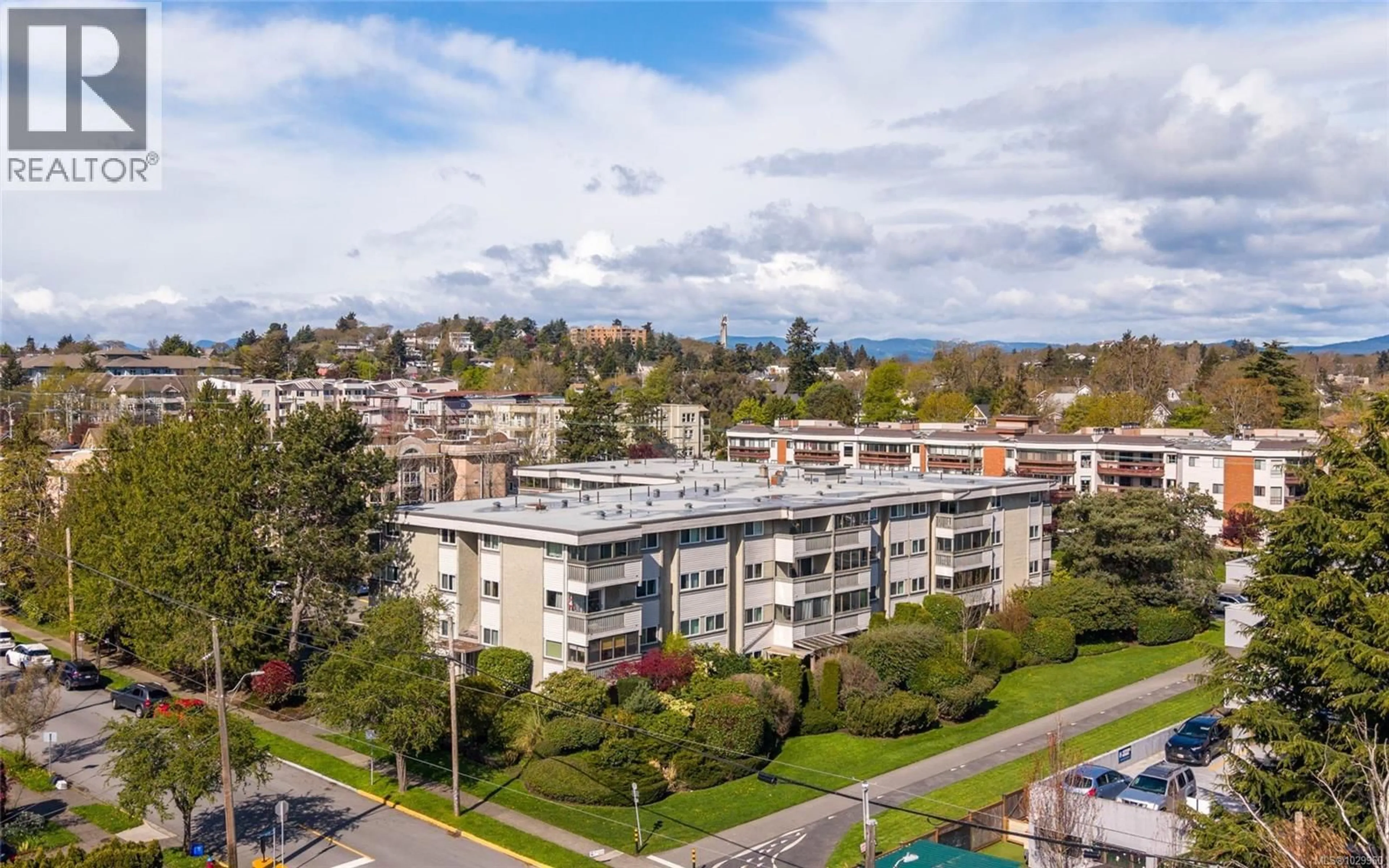 A pic from outside/outdoor area/front of a property/back of a property/a pic from drone, city buildings view from balcony for 401 - 1525 HILLSIDE AVENUE, Victoria British Columbia V8T2C1