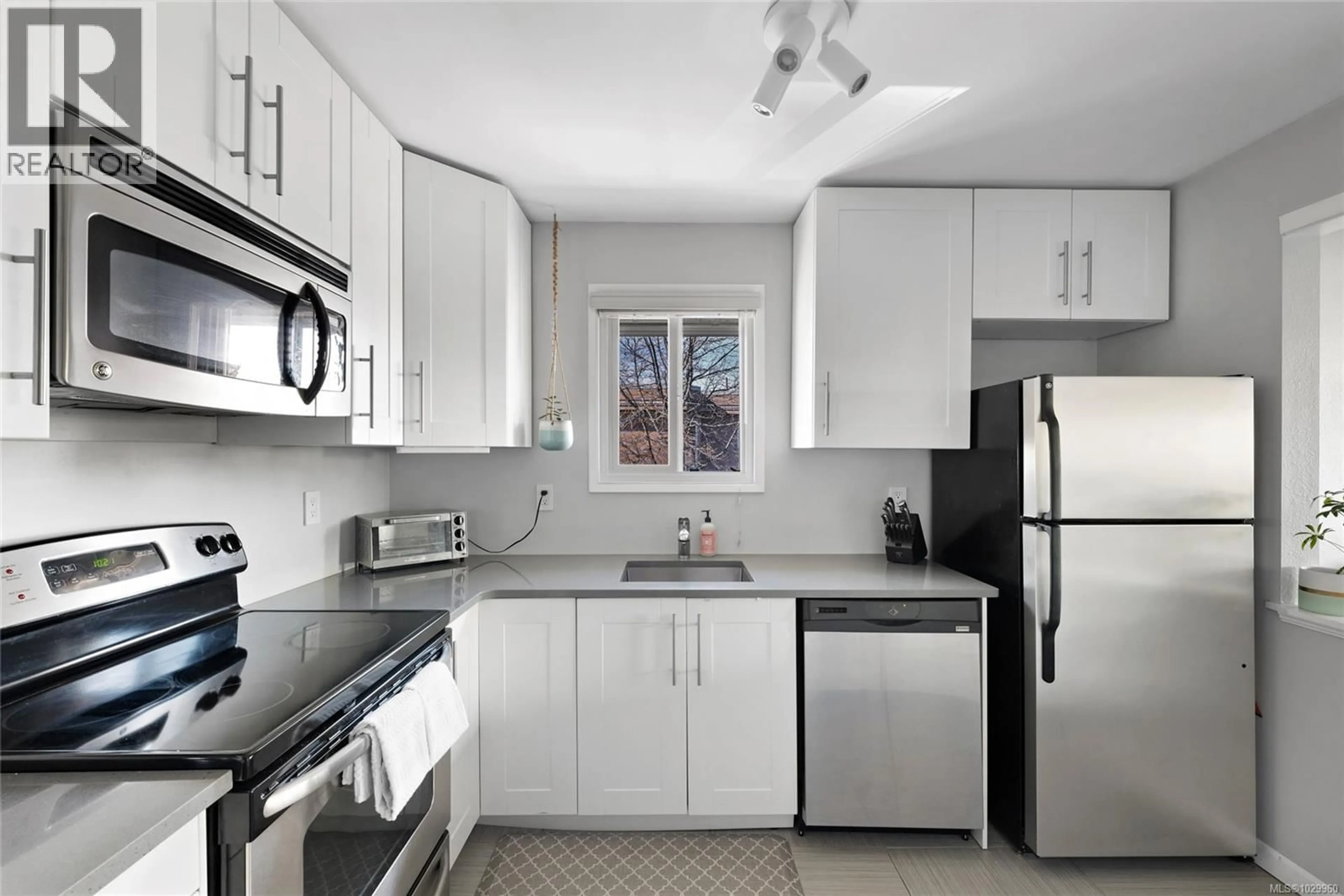 Standard kitchen, ceramic/tile floor for 401 - 1525 HILLSIDE AVENUE, Victoria British Columbia V8T2C1