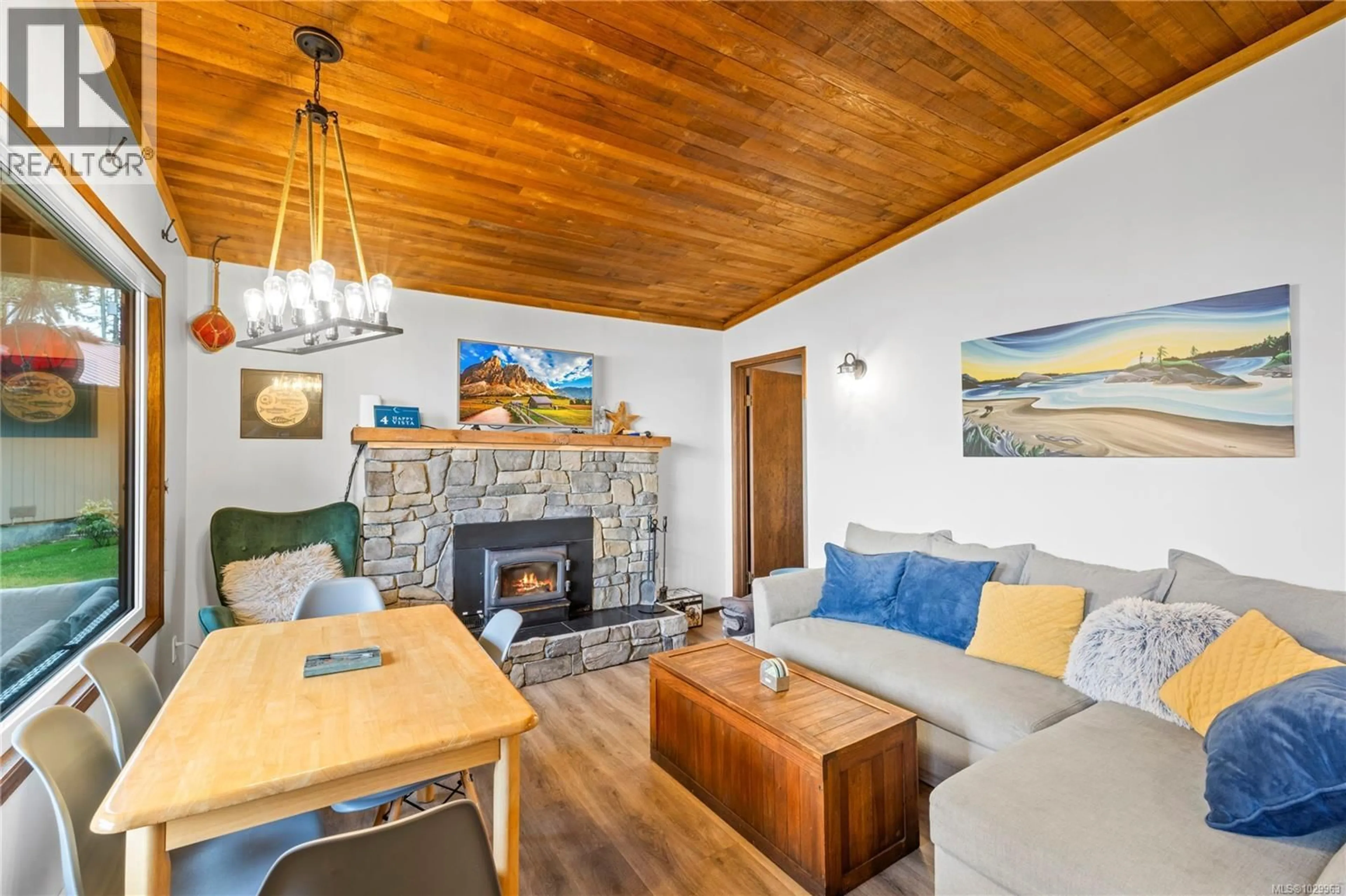 Living room with furniture, wood/laminate floor for 4 - 4375 KELSEY ROAD, Bowser British Columbia V0R1G0