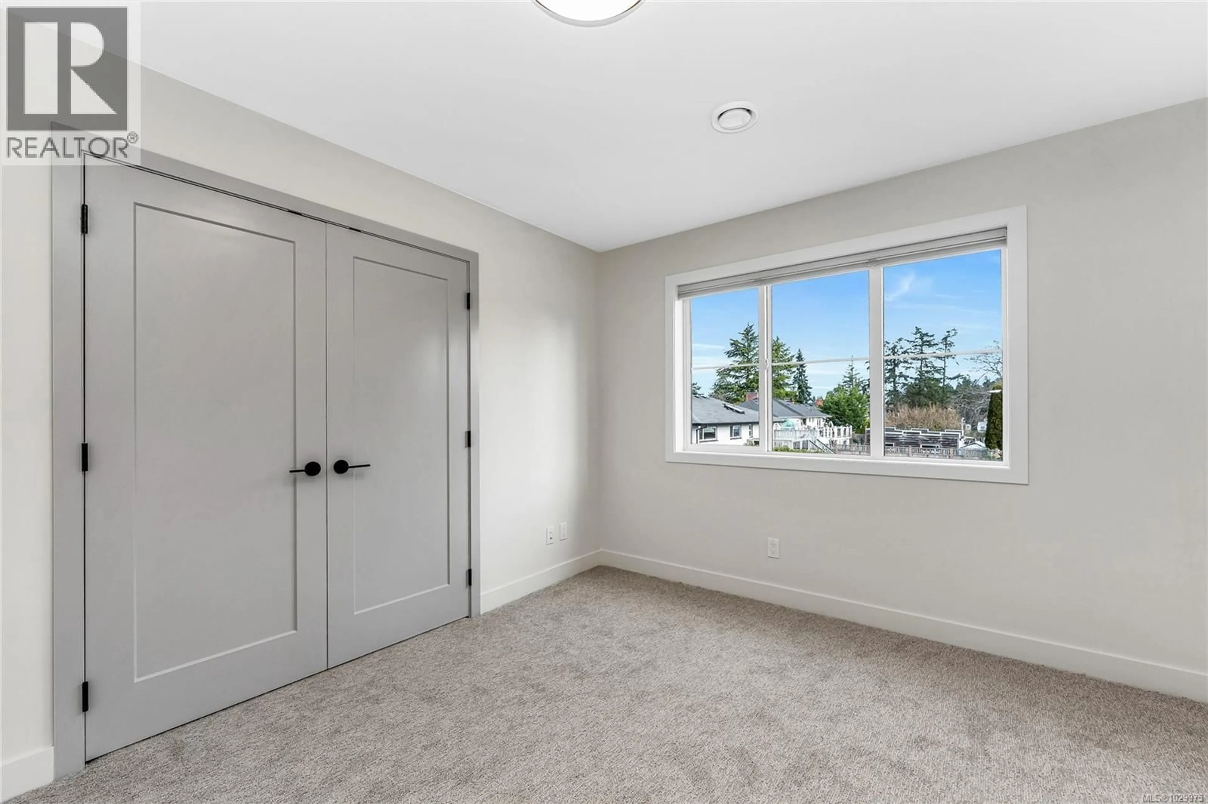 A pic of a room for 3 - 3333 HENDERSON ROAD, Oak Bay British Columbia V8P5A5