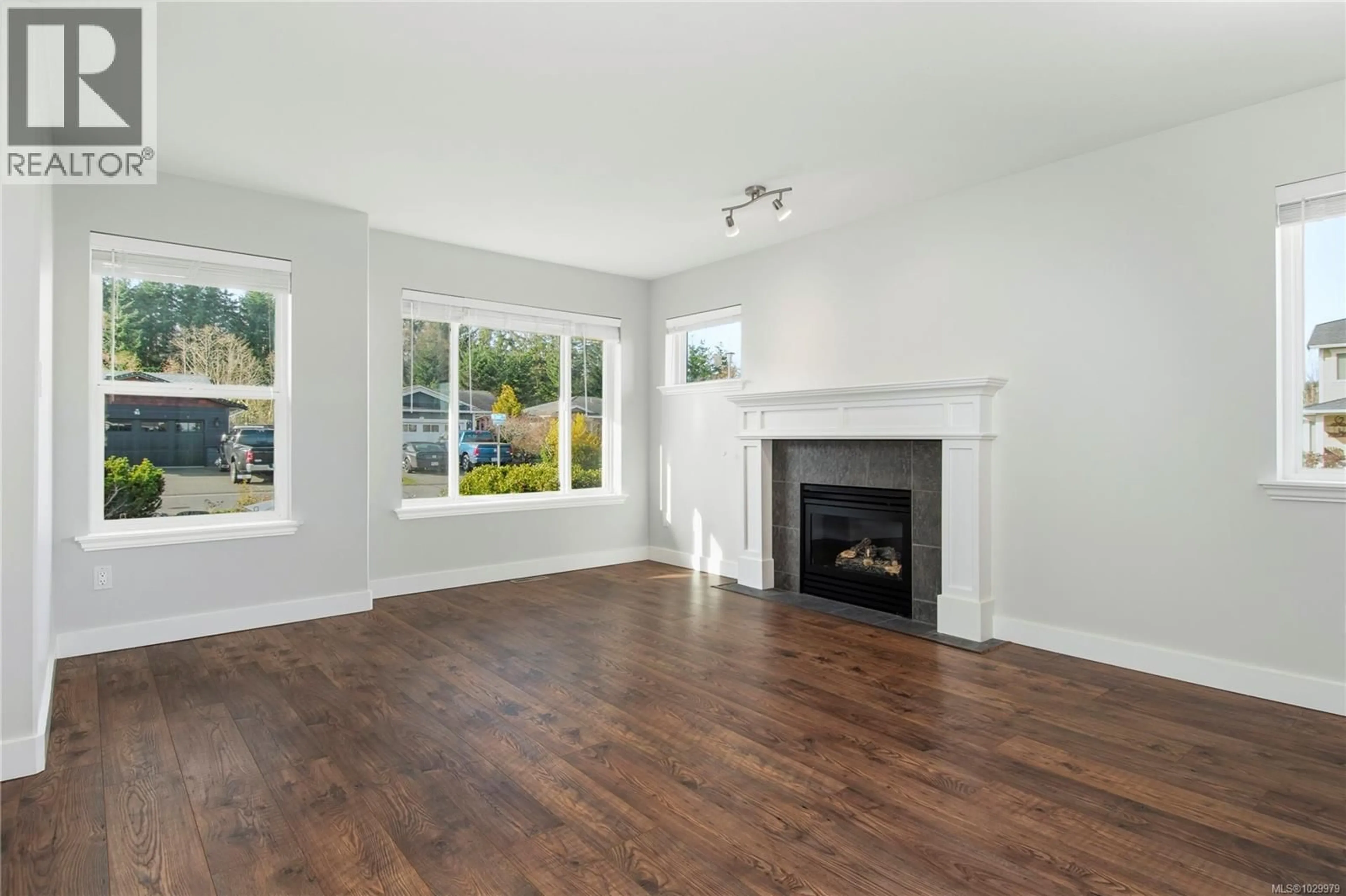 Living room with furniture, wood/laminate floor for 88 STRATHCONA WAY, Campbell River British Columbia V9H1W4