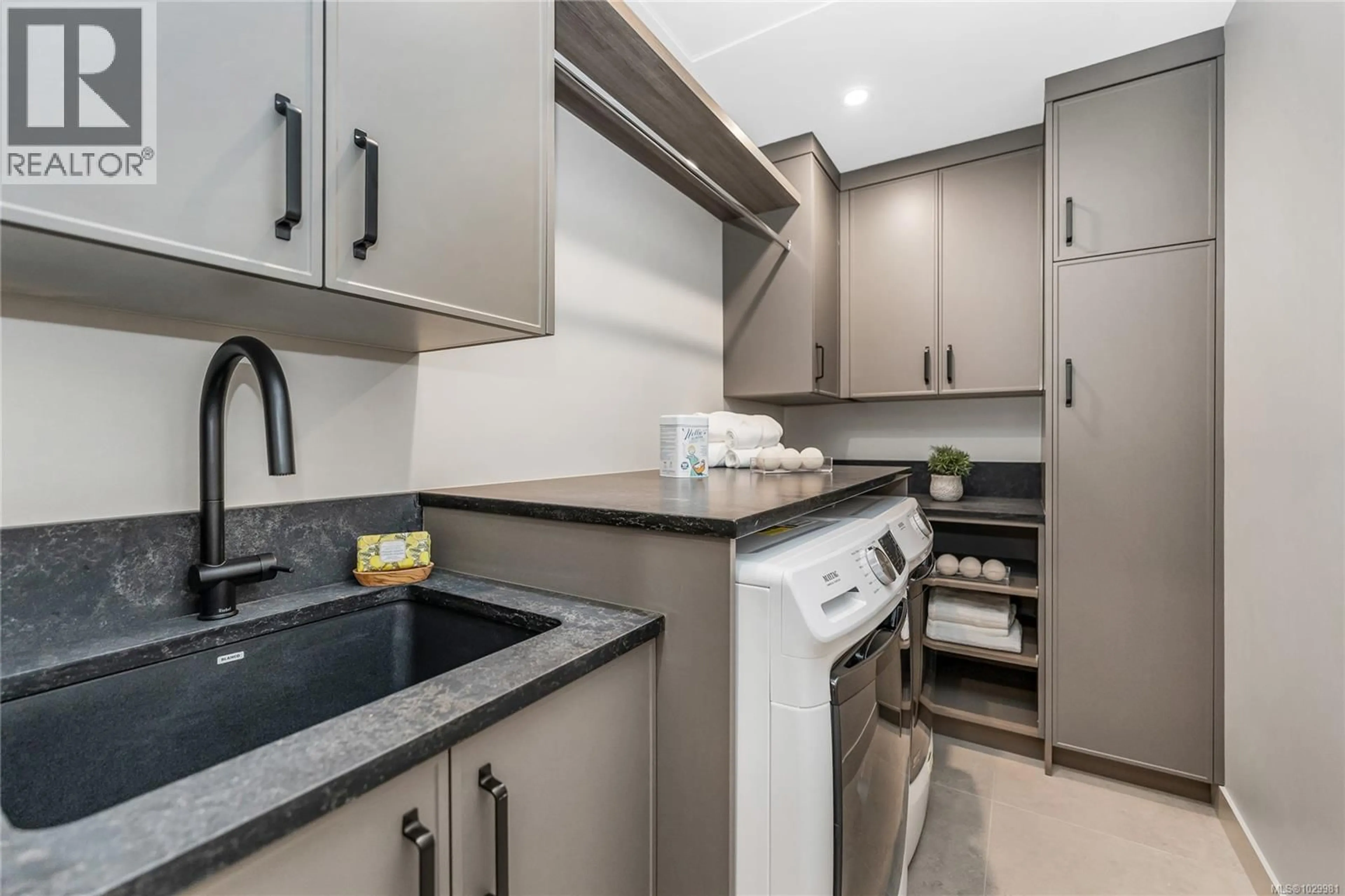 Standard kitchen, ceramic/tile floor for 4 - 3333 HENDERSON ROAD, Oak Bay British Columbia V8Z3P3