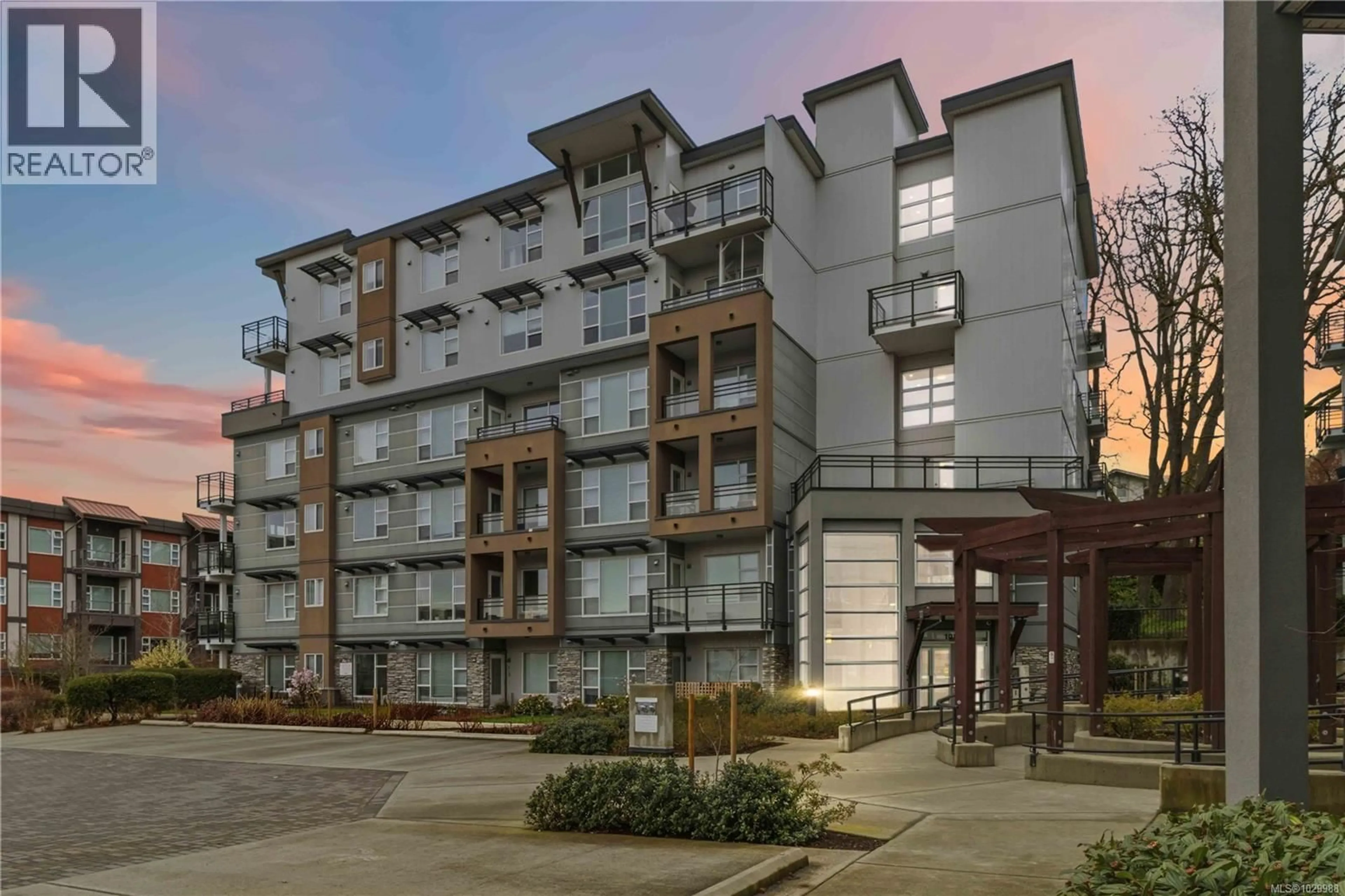 Patio, building for 105 - 1016 INVERNESS ROAD, Saanich British Columbia V8X0B1