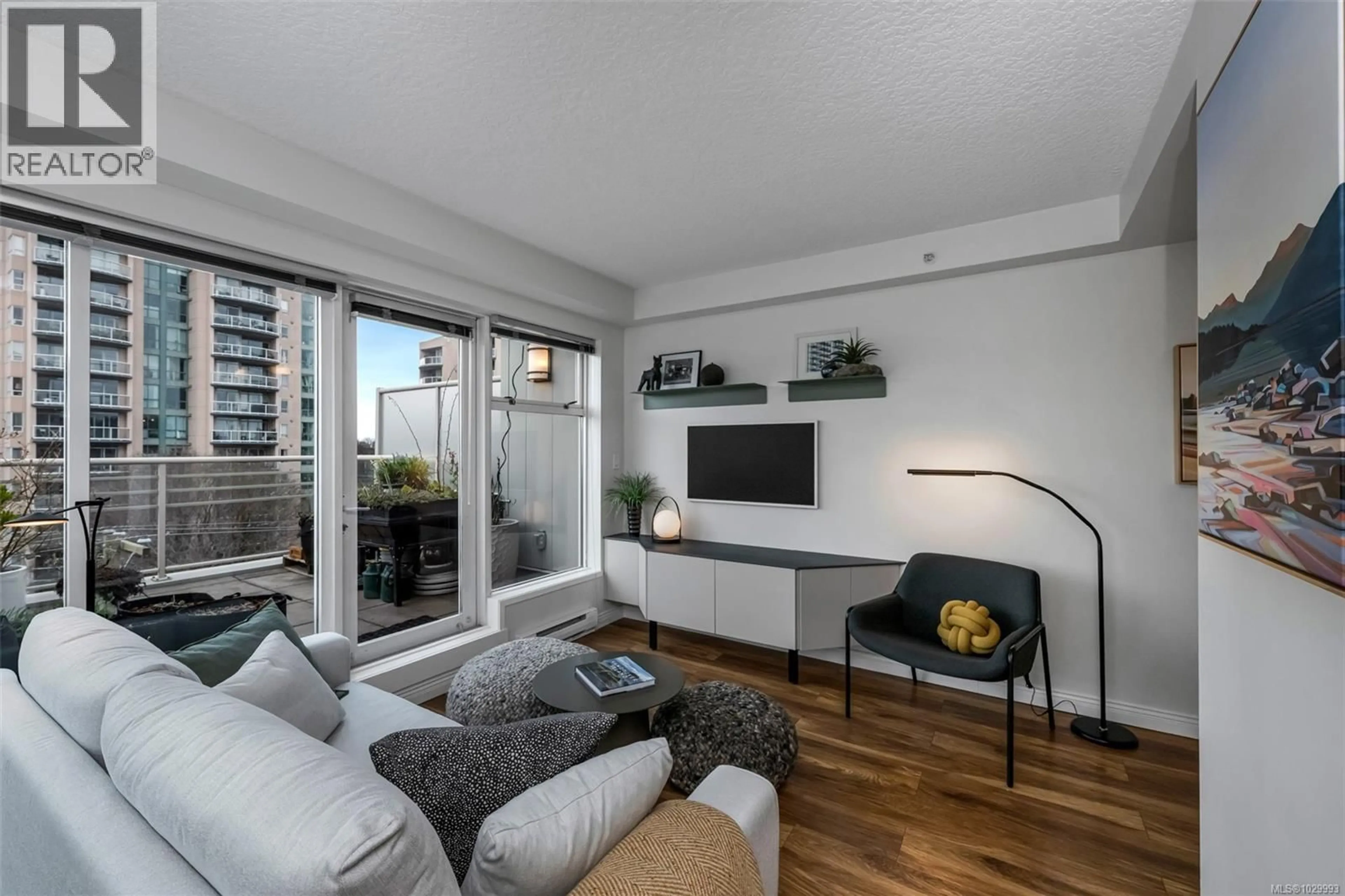 Living room with furniture, wood/laminate floor for 509 - 1030 YATES STREET, Victoria British Columbia V8V5A7