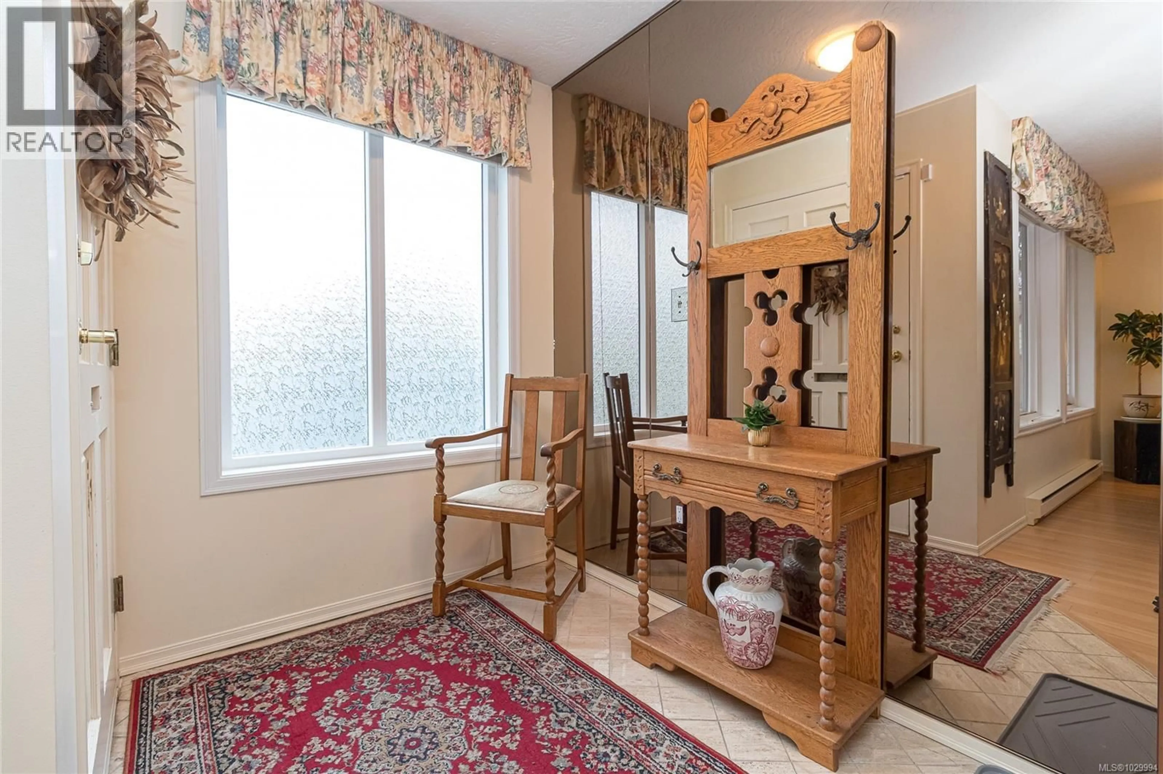 Indoor entryway for 1041 BELMONT AVENUE, Victoria British Columbia V8S3T4