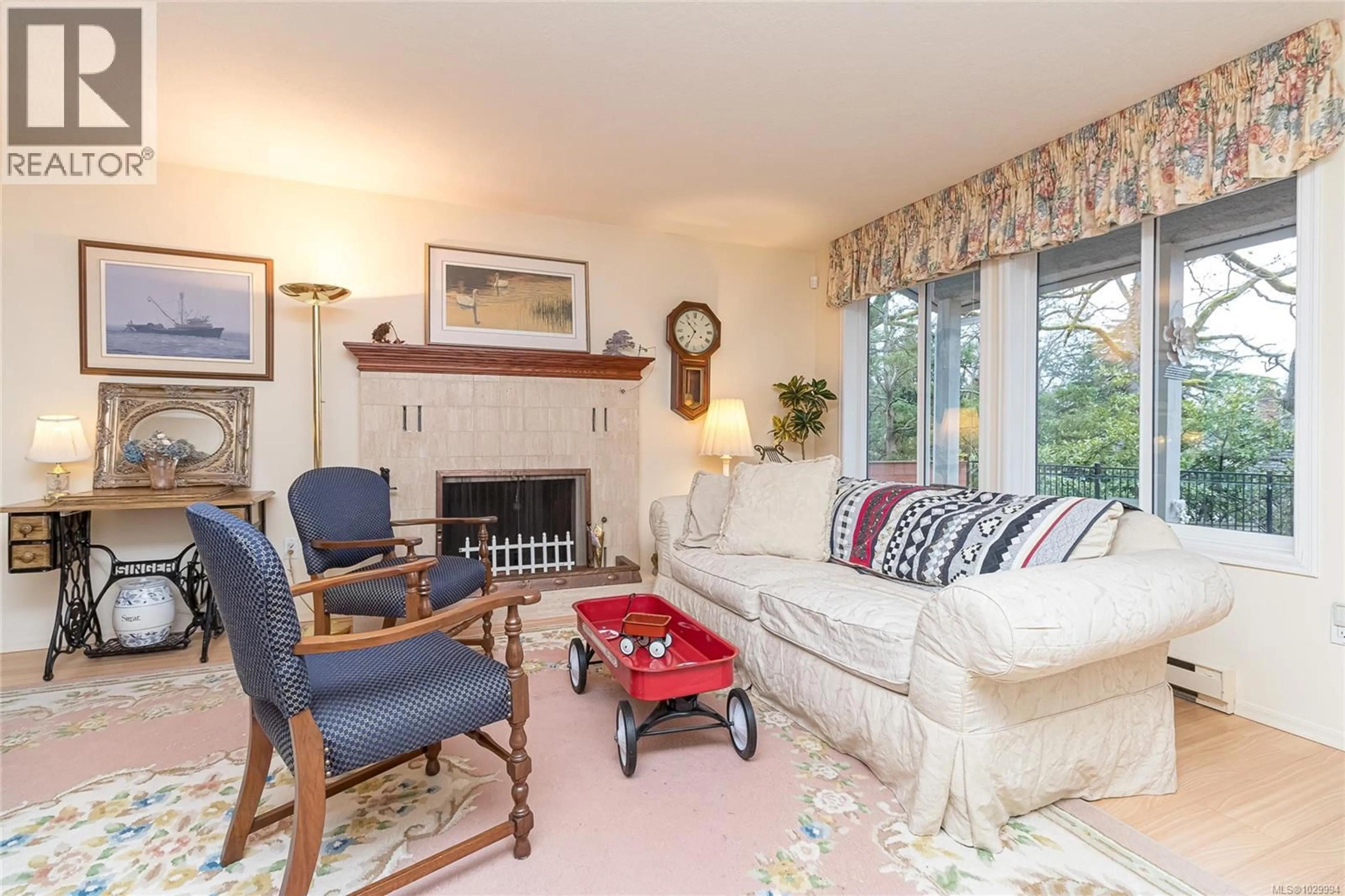 Living room with furniture, unknown for 1041 BELMONT AVENUE, Victoria British Columbia V8S3T4