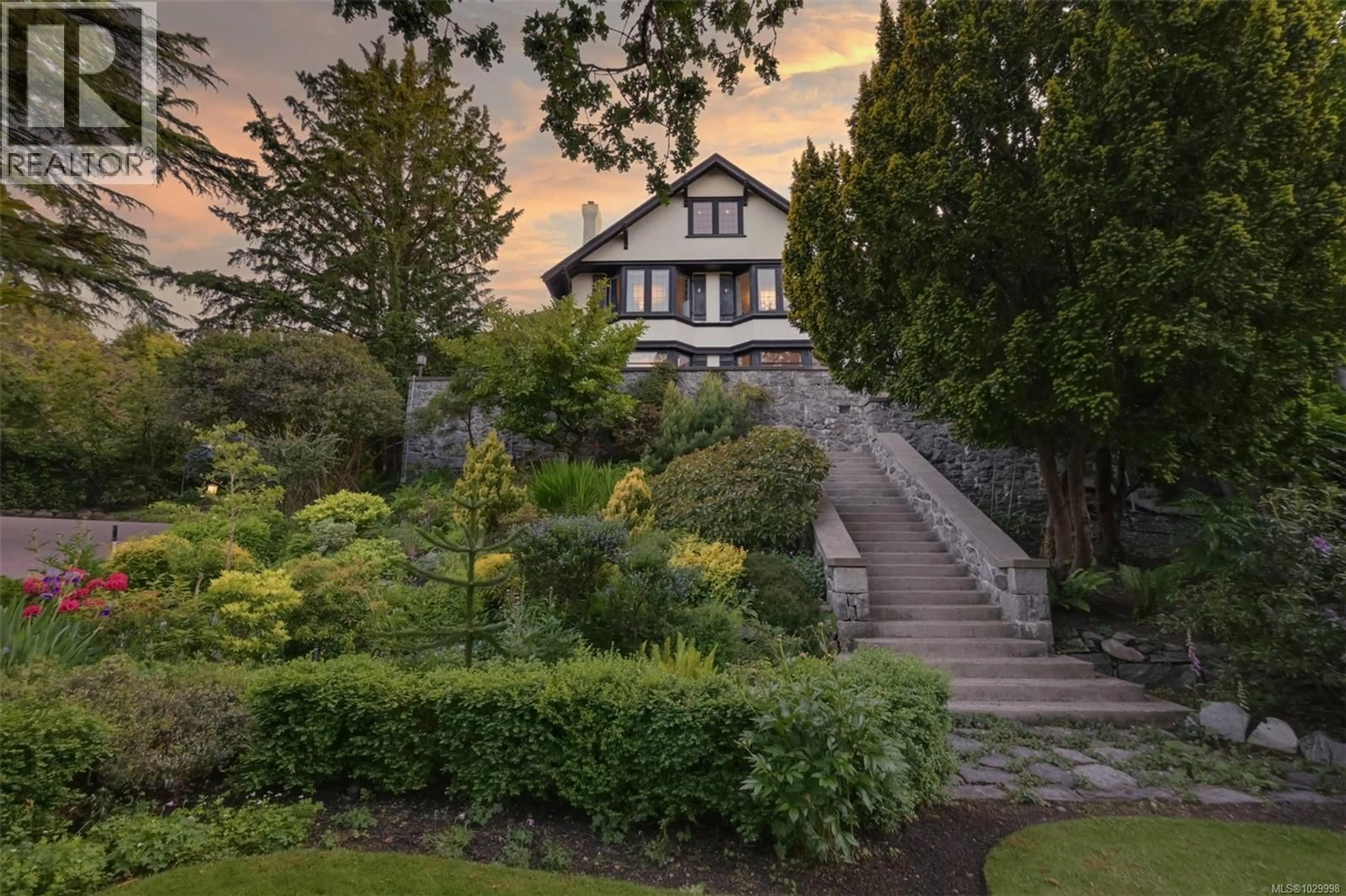 Stairs for 1630 YORK PLACE, Oak Bay British Columbia V8R5X2
