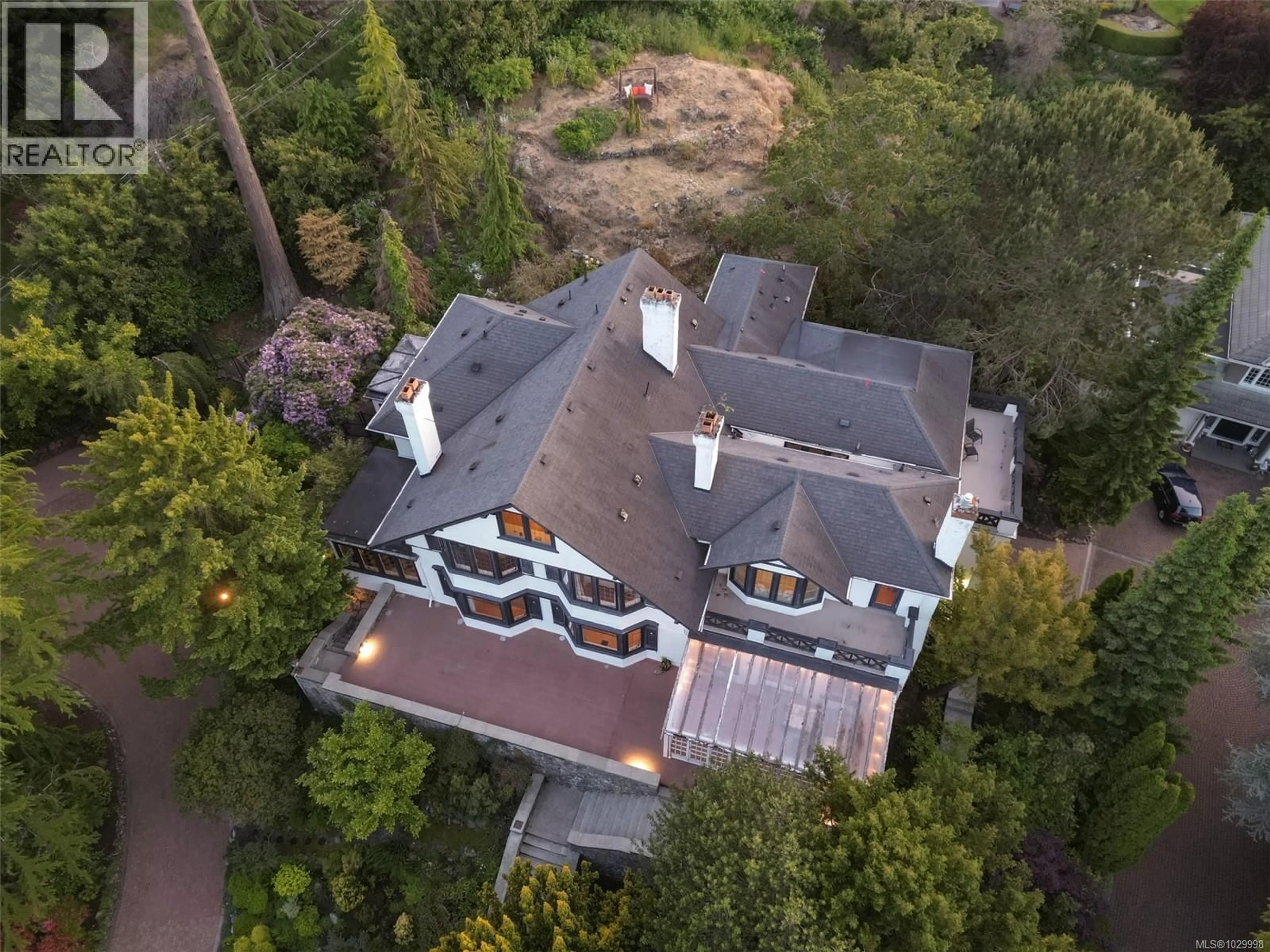 A pic from outside/outdoor area/front of a property/back of a property/a pic from drone, unknown for 1630 YORK PLACE, Oak Bay British Columbia V8R5X2