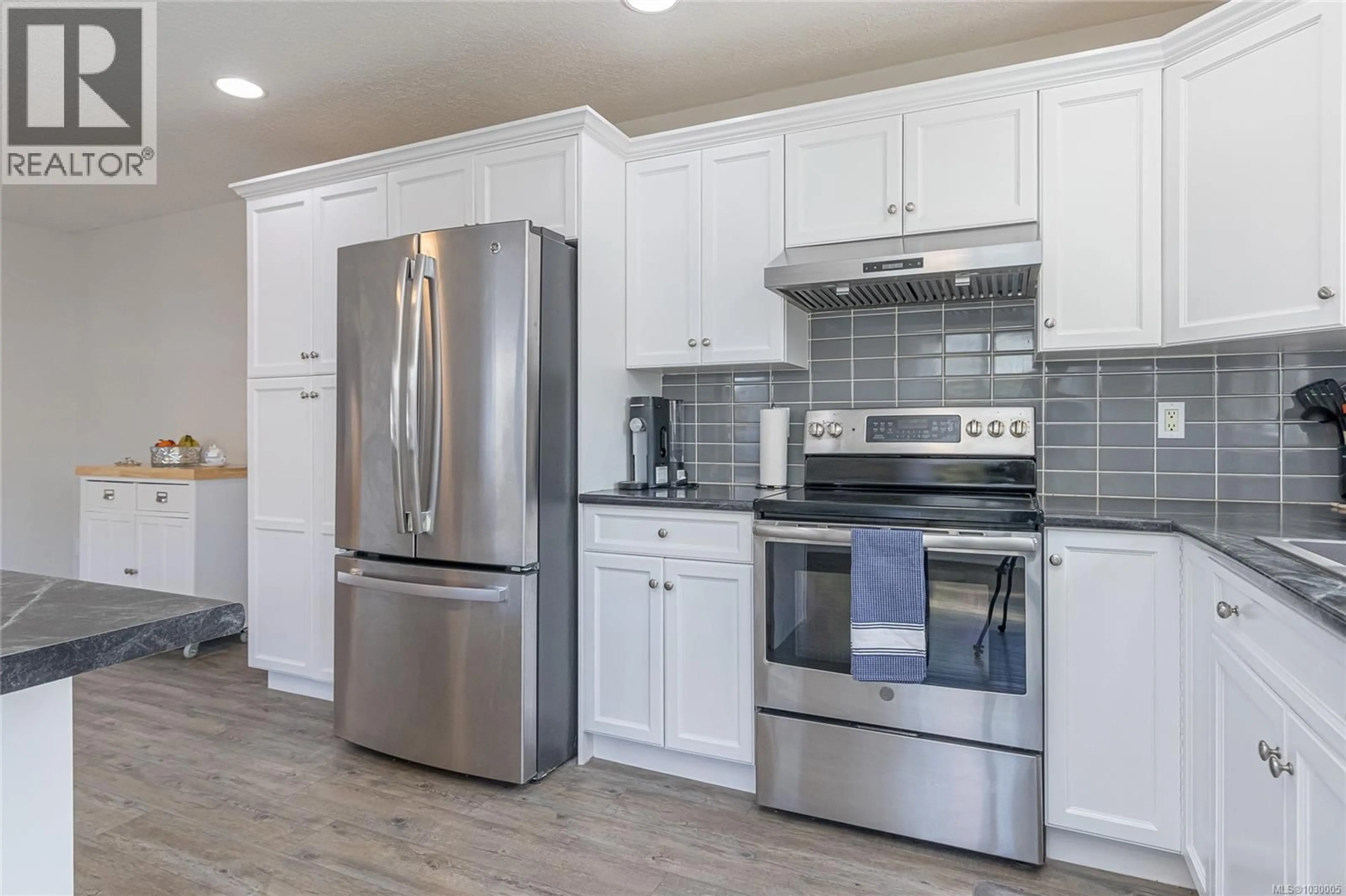 Open concept kitchen, unknown for 355 CLARKSON PLACE, Parksville British Columbia V9P2V8