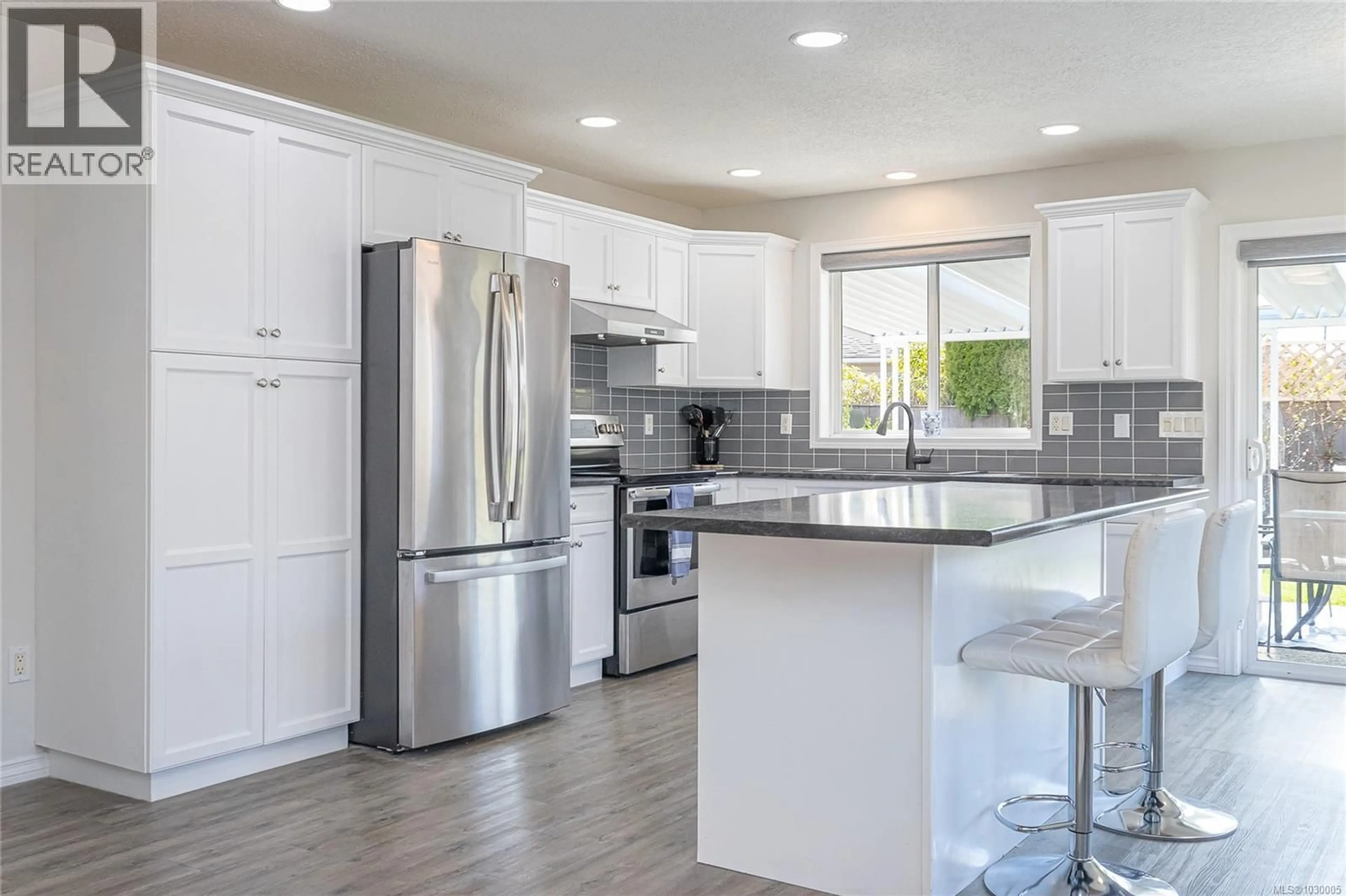 Open concept kitchen, unknown for 355 CLARKSON PLACE, Parksville British Columbia V9P2V8