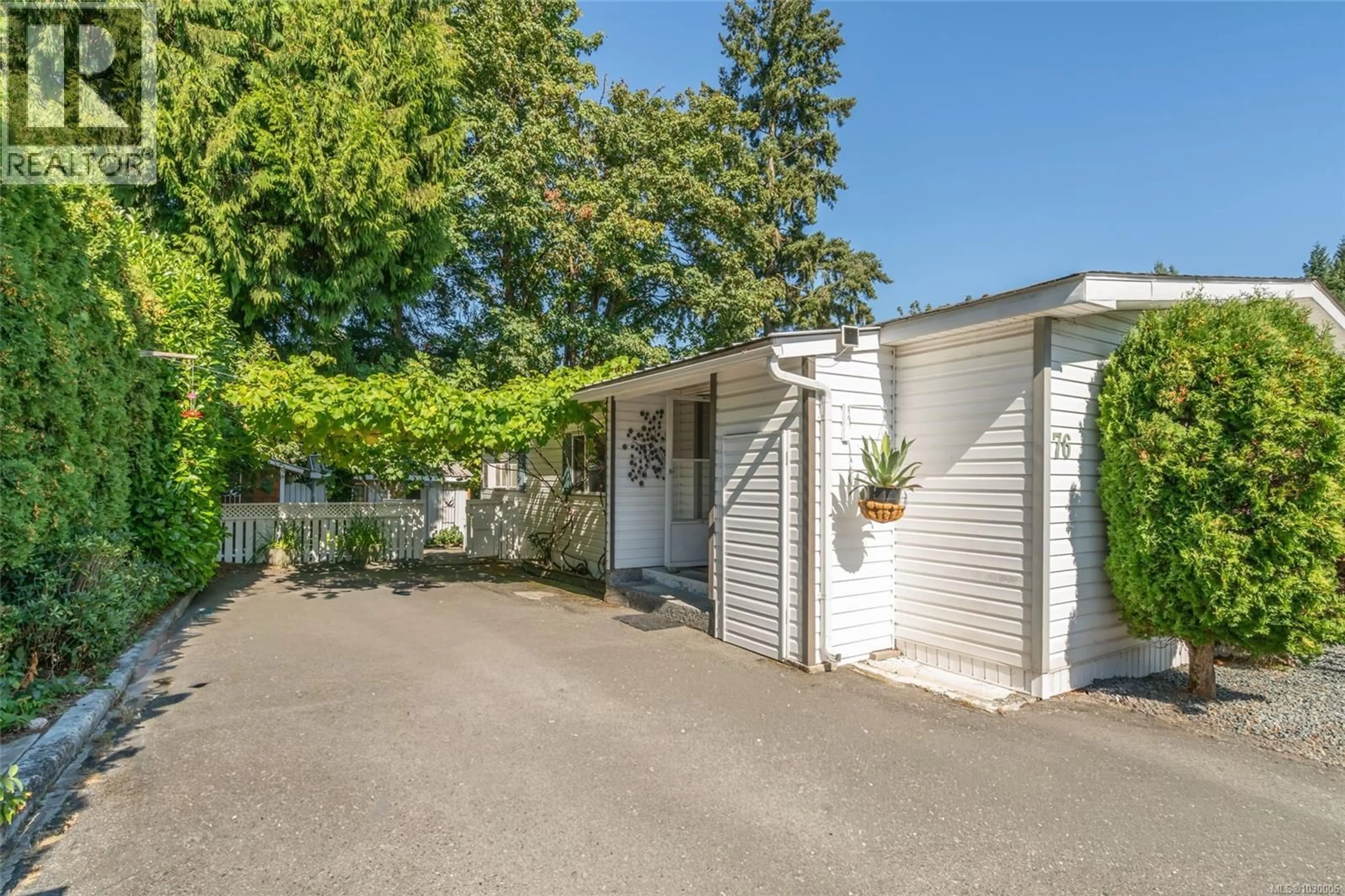 A pic from outside/outdoor area/front of a property/back of a property/a pic from drone, street for 76 - 971 DOUGLAS AVENUE, Nanaimo British Columbia V9R6C1