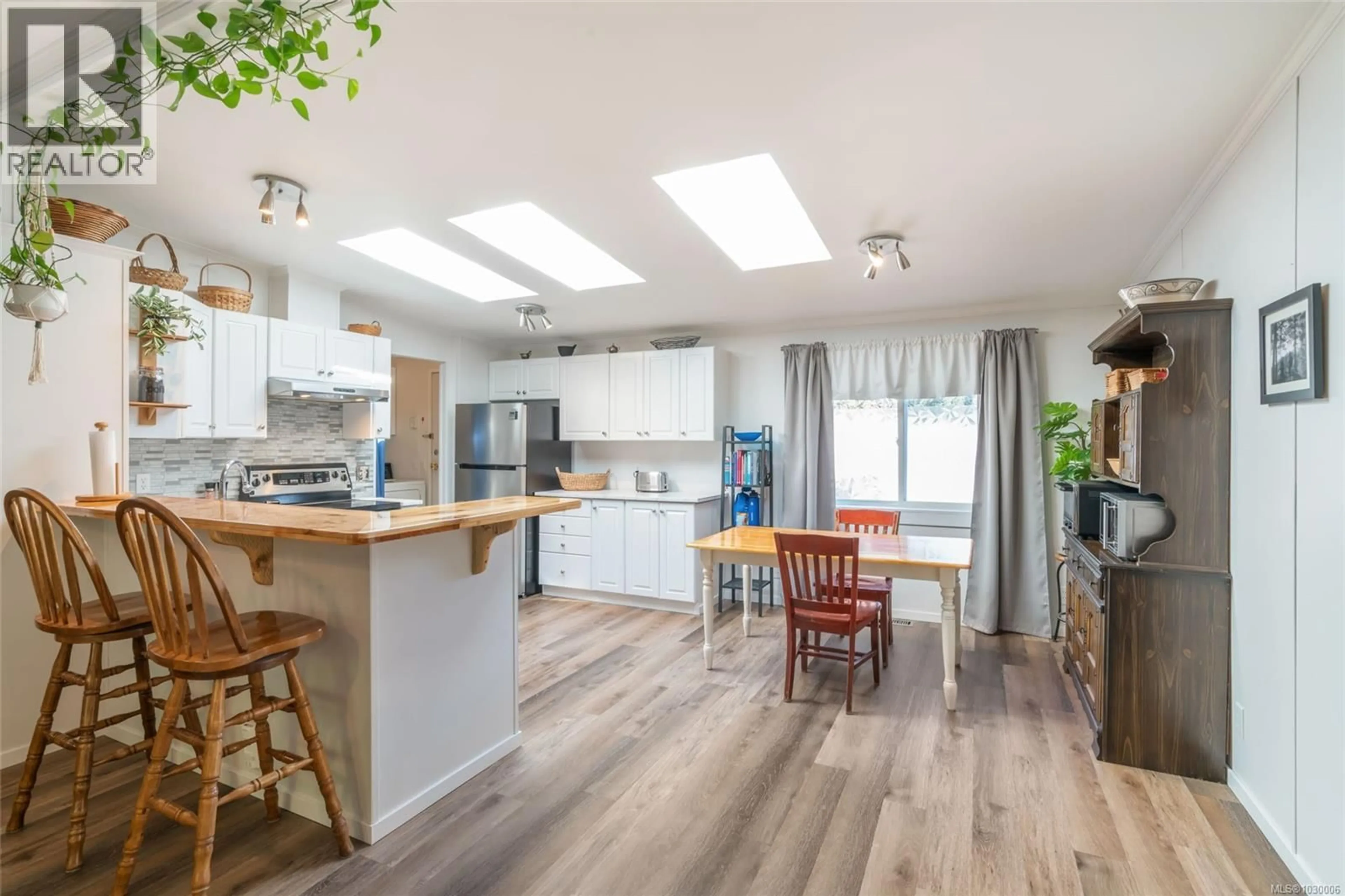 Open concept kitchen, wood/laminate floor for 76 - 971 DOUGLAS AVENUE, Nanaimo British Columbia V9R6C1