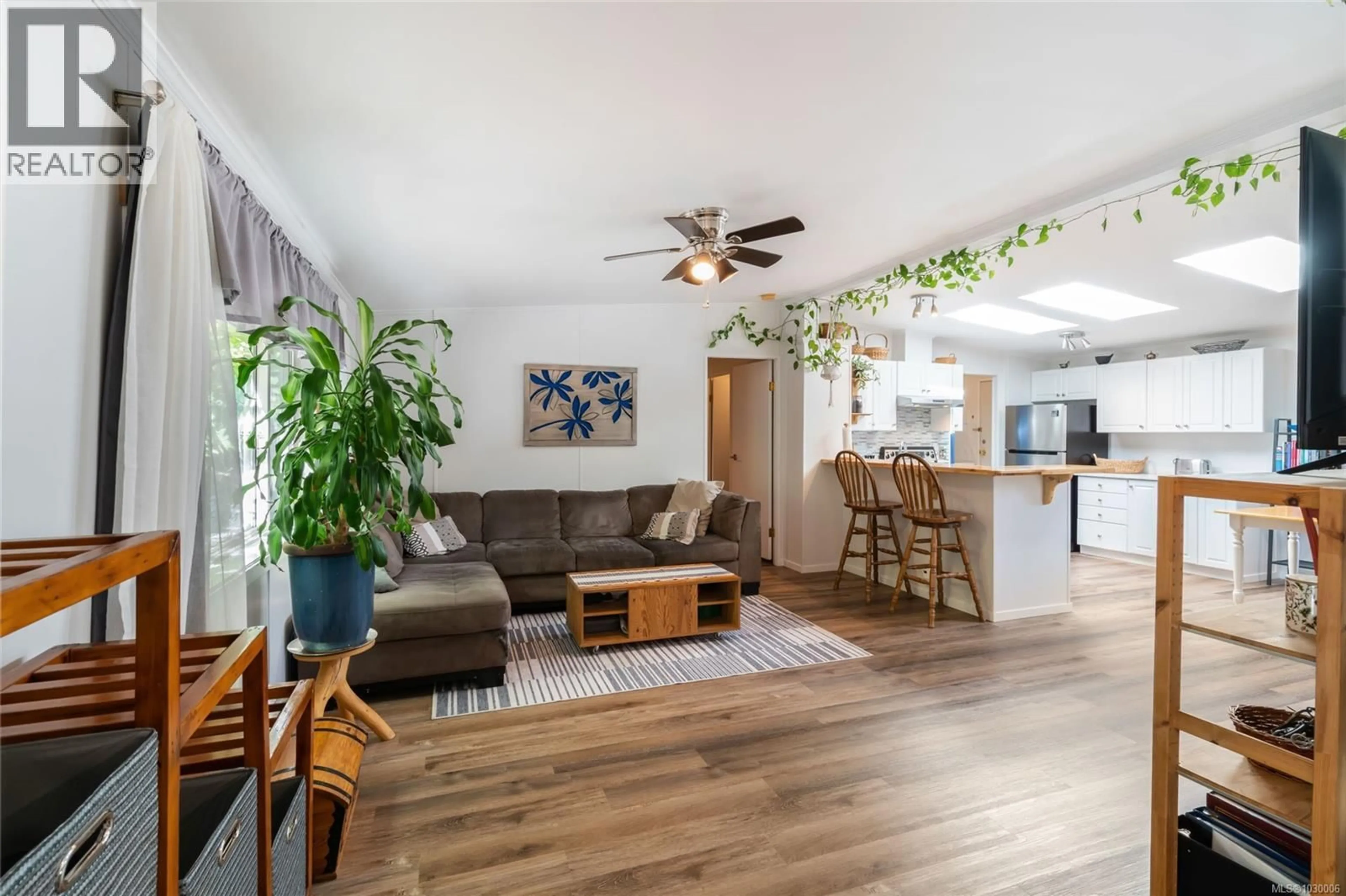 Living room with furniture, wood/laminate floor for 76 - 971 DOUGLAS AVENUE, Nanaimo British Columbia V9R6C1