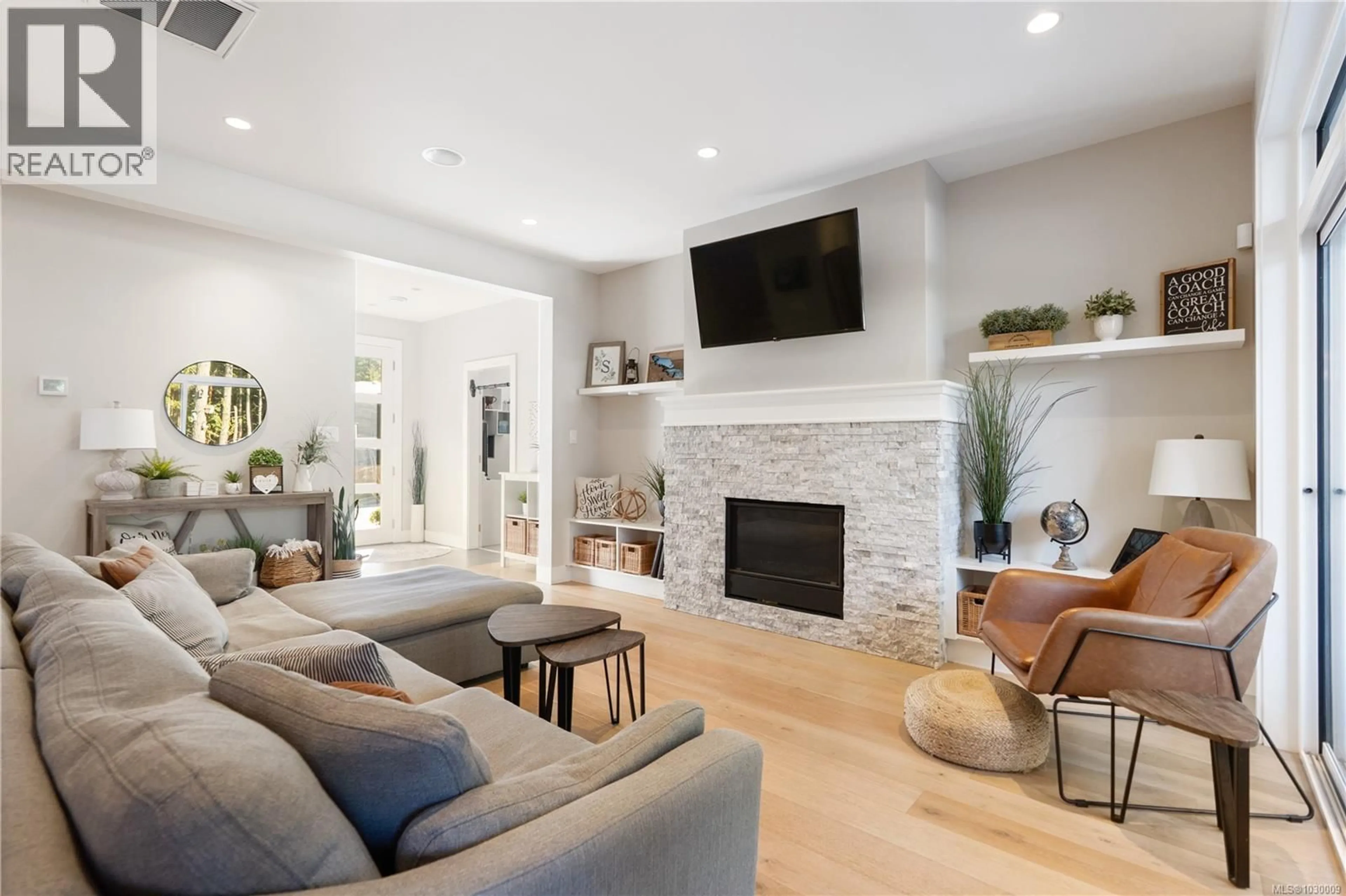 Living room with furniture, unknown for 922 GREYSTONE PLACE, Langford British Columbia V9C0N8