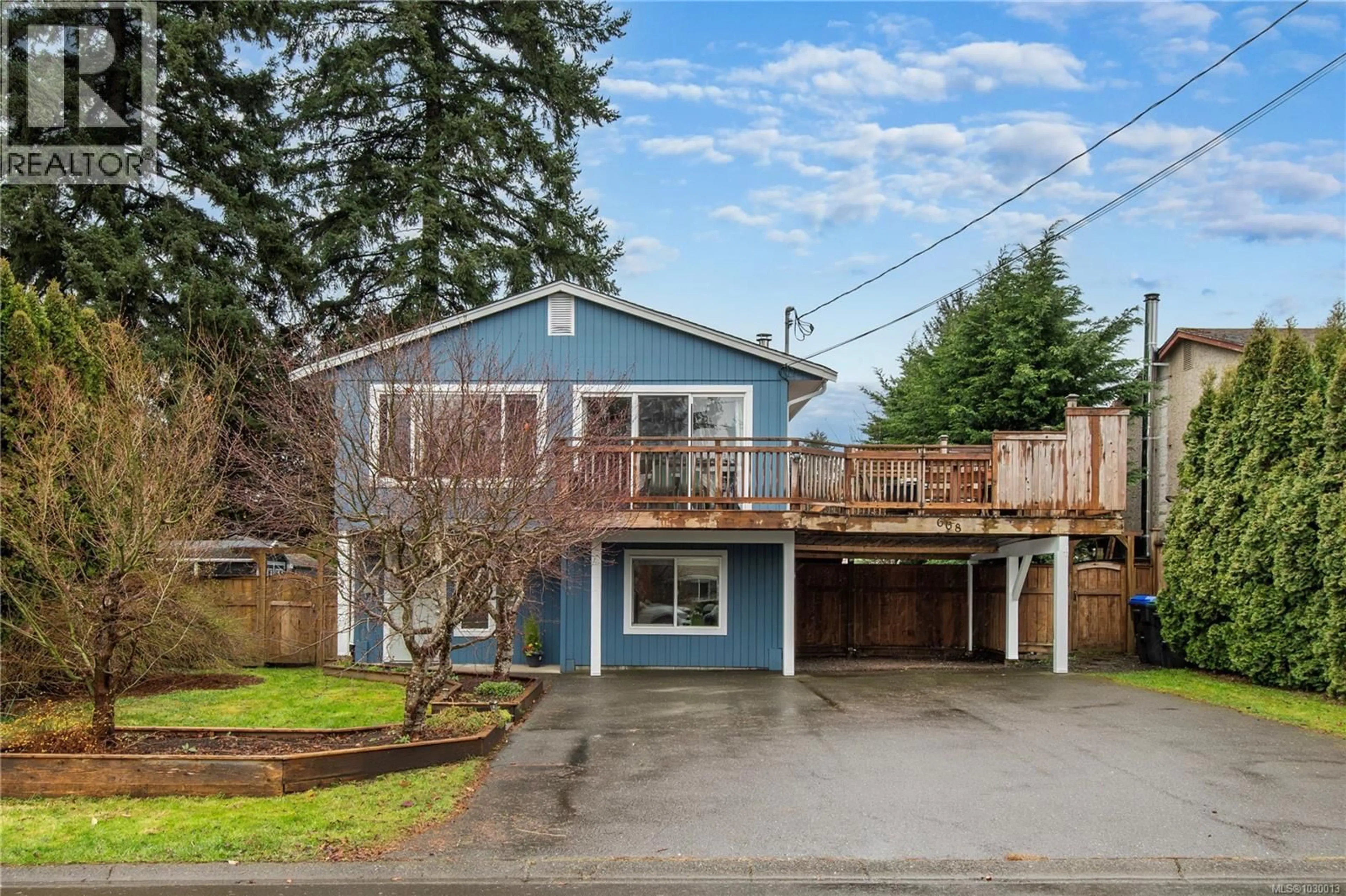 A pic from outside/outdoor area/front of a property/back of a property/a pic from drone, street for 668 22ND STREET, Courtenay British Columbia V9N6L1