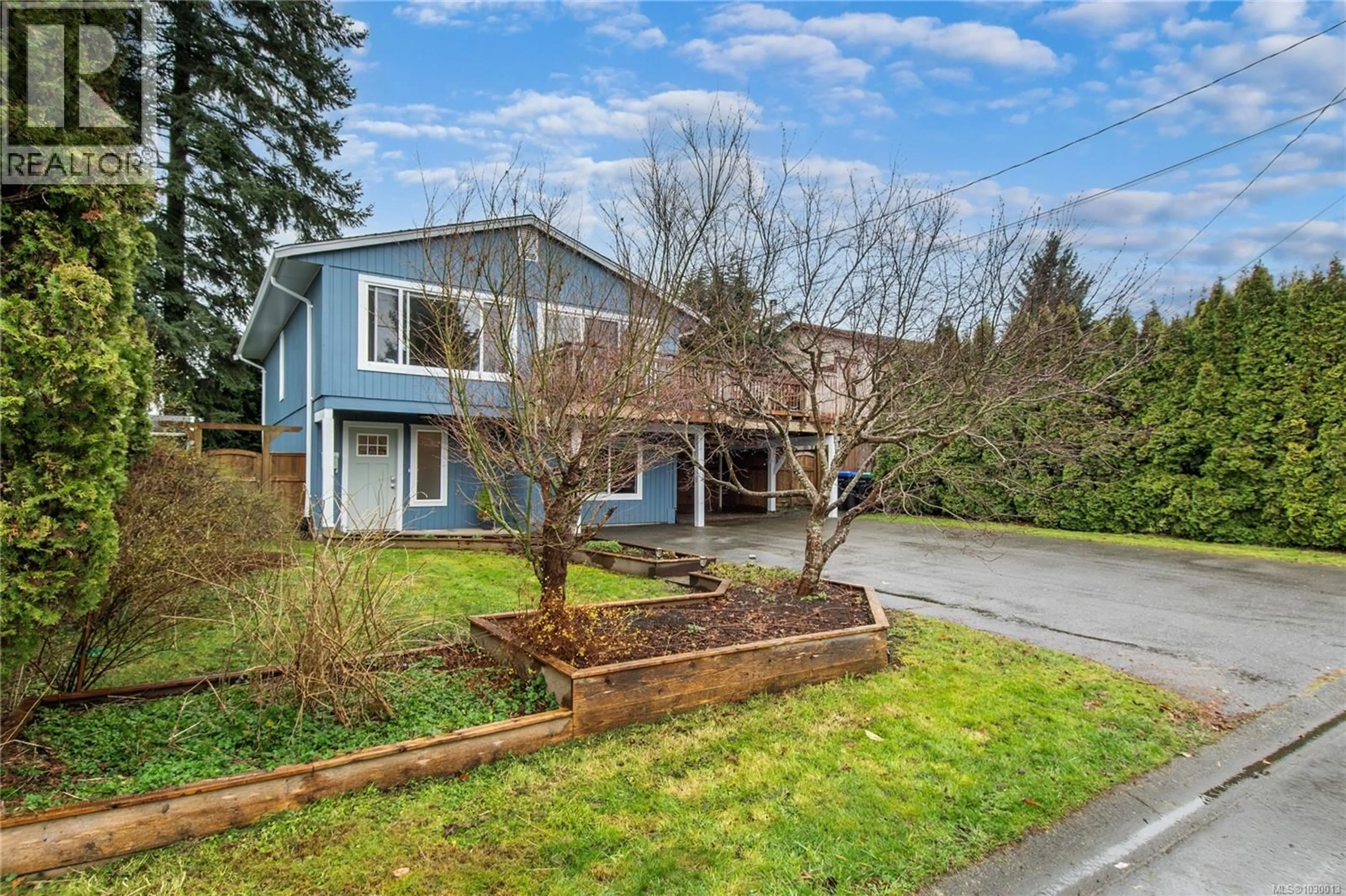 A pic from outside/outdoor area/front of a property/back of a property/a pic from drone, street for 668 22ND STREET, Courtenay British Columbia V9N6L1