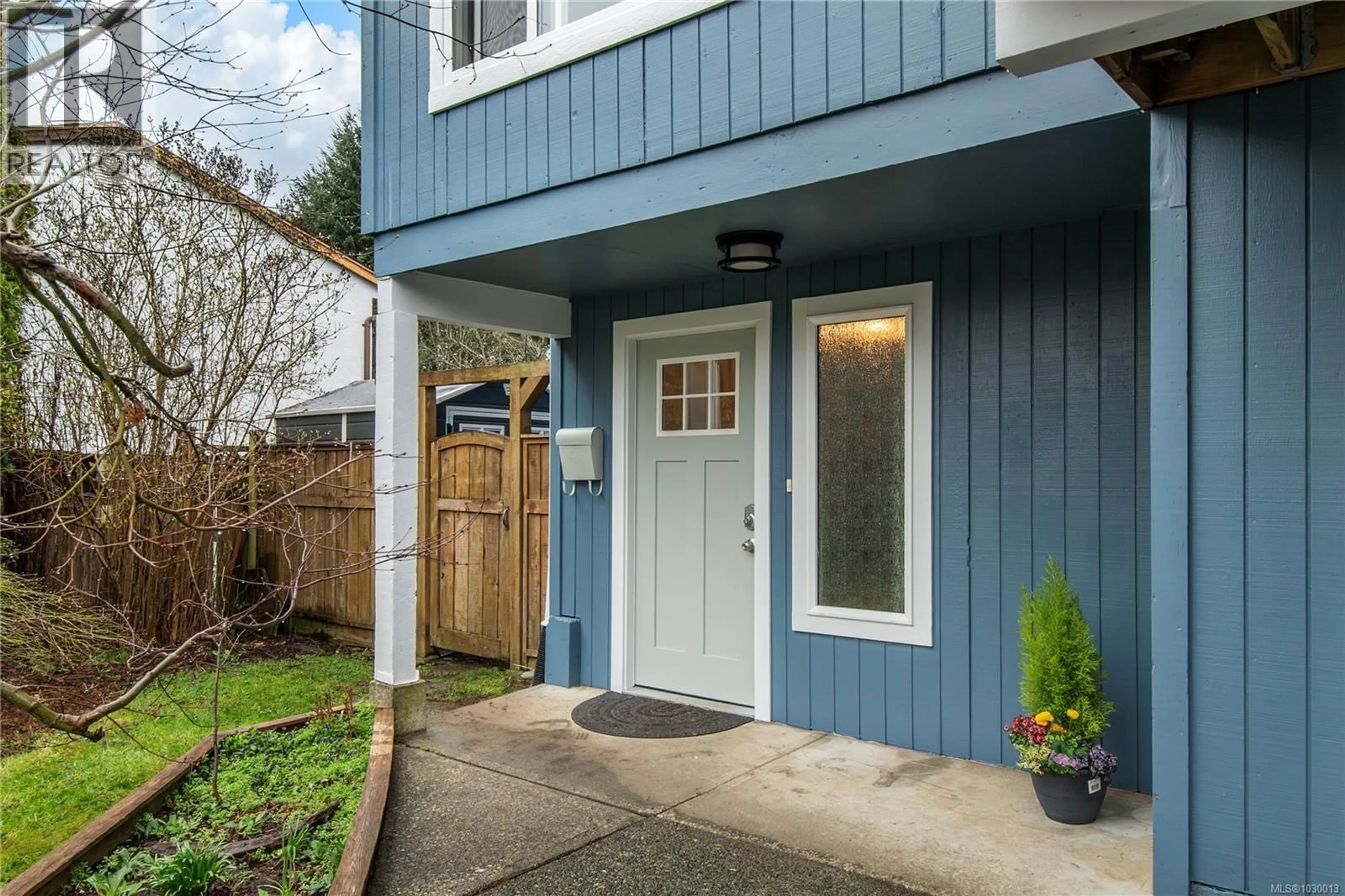 Indoor entryway for 668 22ND STREET, Courtenay British Columbia V9N6L1