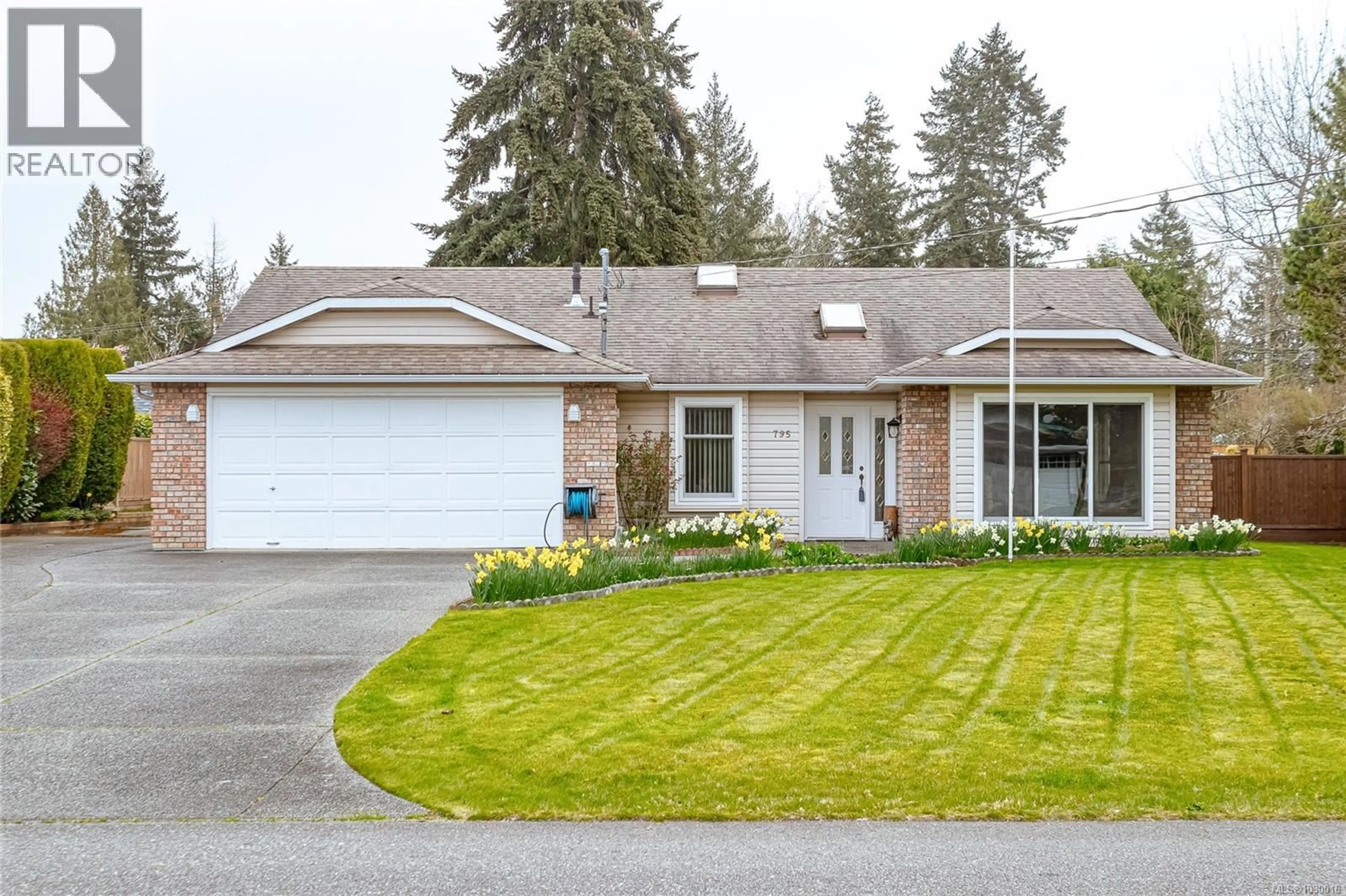 Home with vinyl exterior material, street for 795 PATRICK DRIVE, Parksville British Columbia V9P1X1