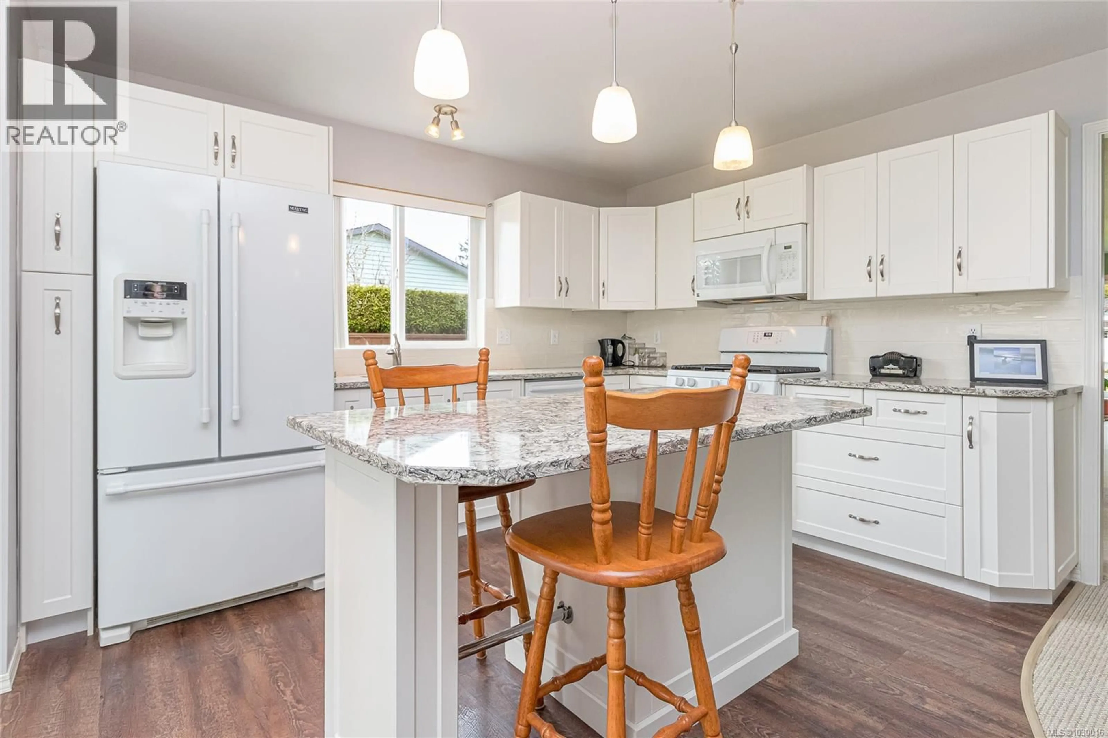 Open concept kitchen, wood/laminate floor for 795 PATRICK DRIVE, Parksville British Columbia V9P1X1