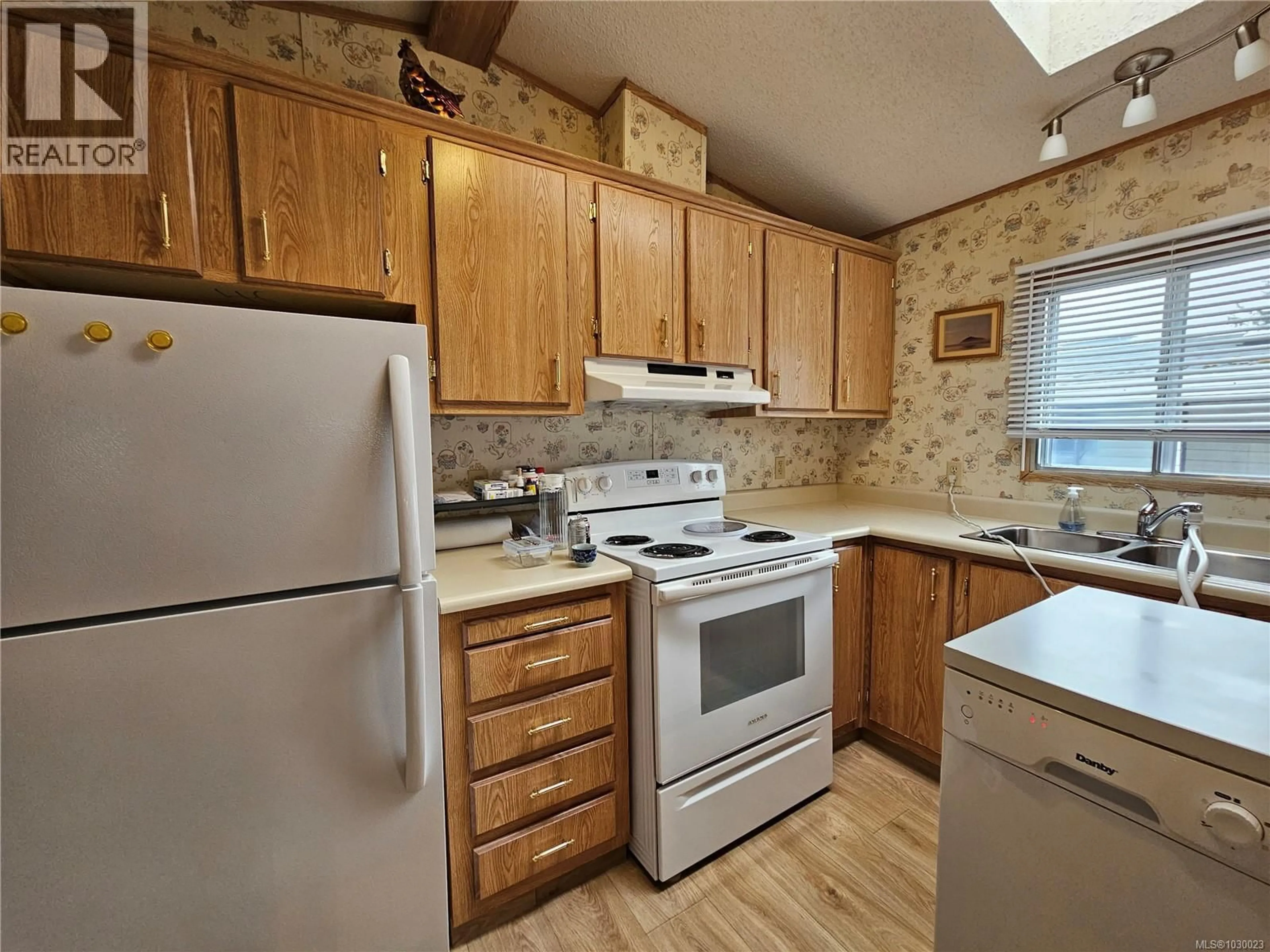 Standard kitchen, unknown for 108 - 17 CHIEF ROBERT SAM LANE, View Royal British Columbia V9A4K2