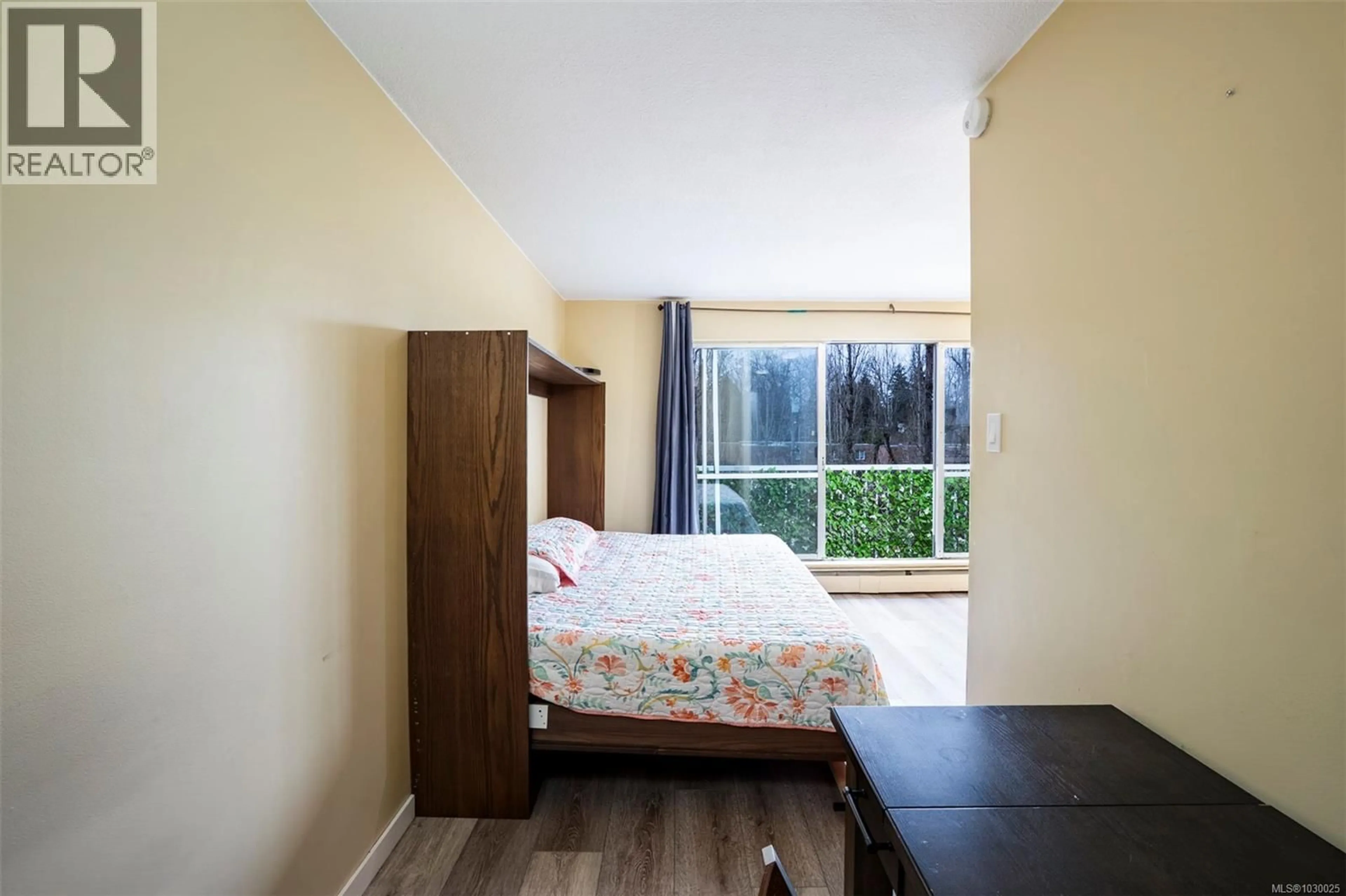 Bedroom with bed, wood/laminate floor for 5205 - 999 BOWEN ROAD, Nanaimo British Columbia V9R2A4