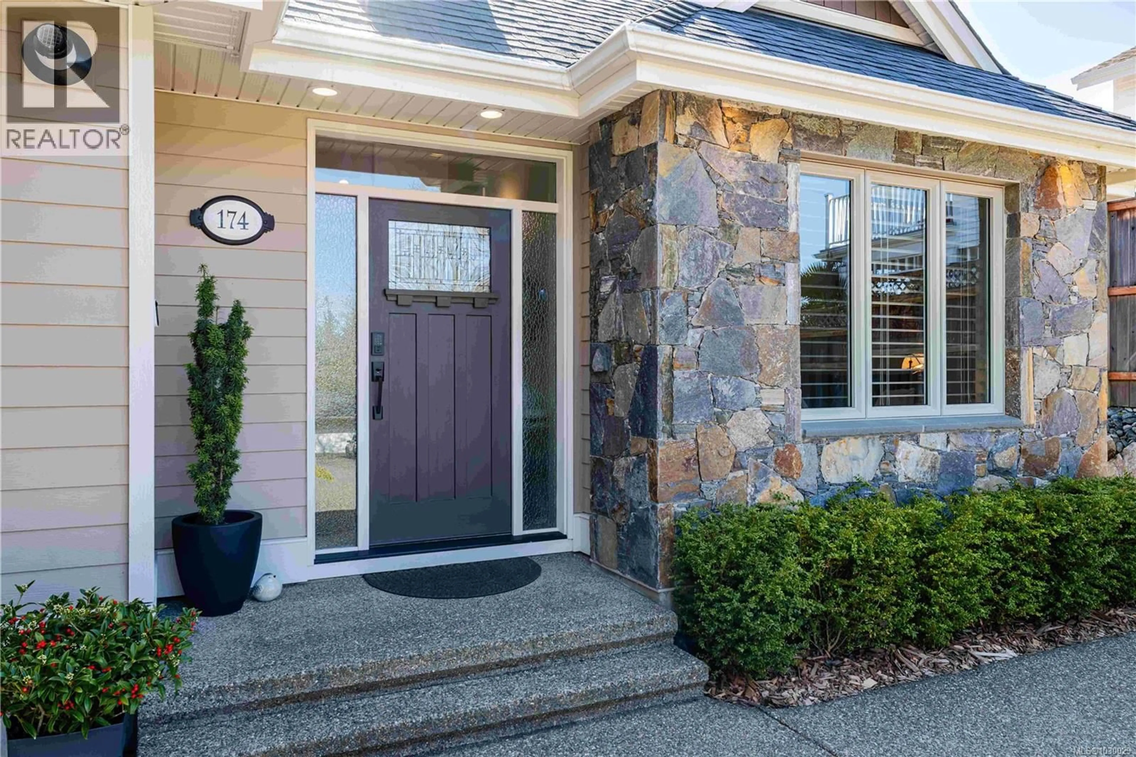 Indoor entryway for 174 SUNNINGDALE ROAD EAST, Qualicum Beach British Columbia V9K1L1