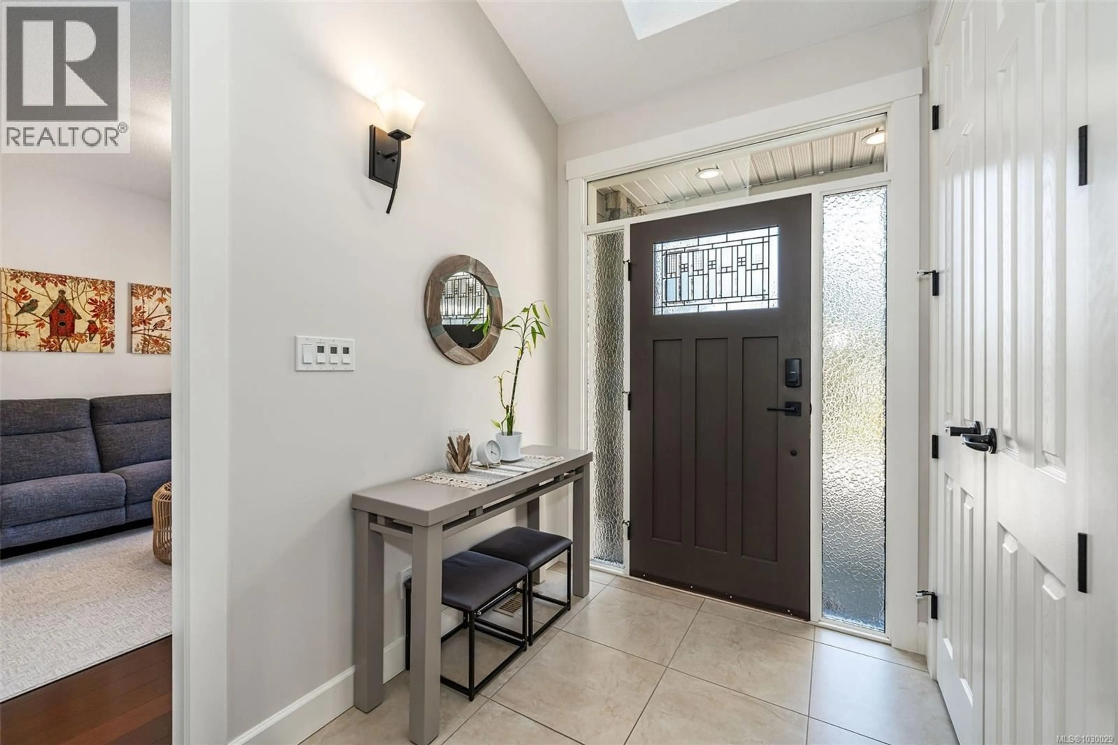 Indoor entryway for 174 SUNNINGDALE ROAD EAST, Qualicum Beach British Columbia V9K1L1
