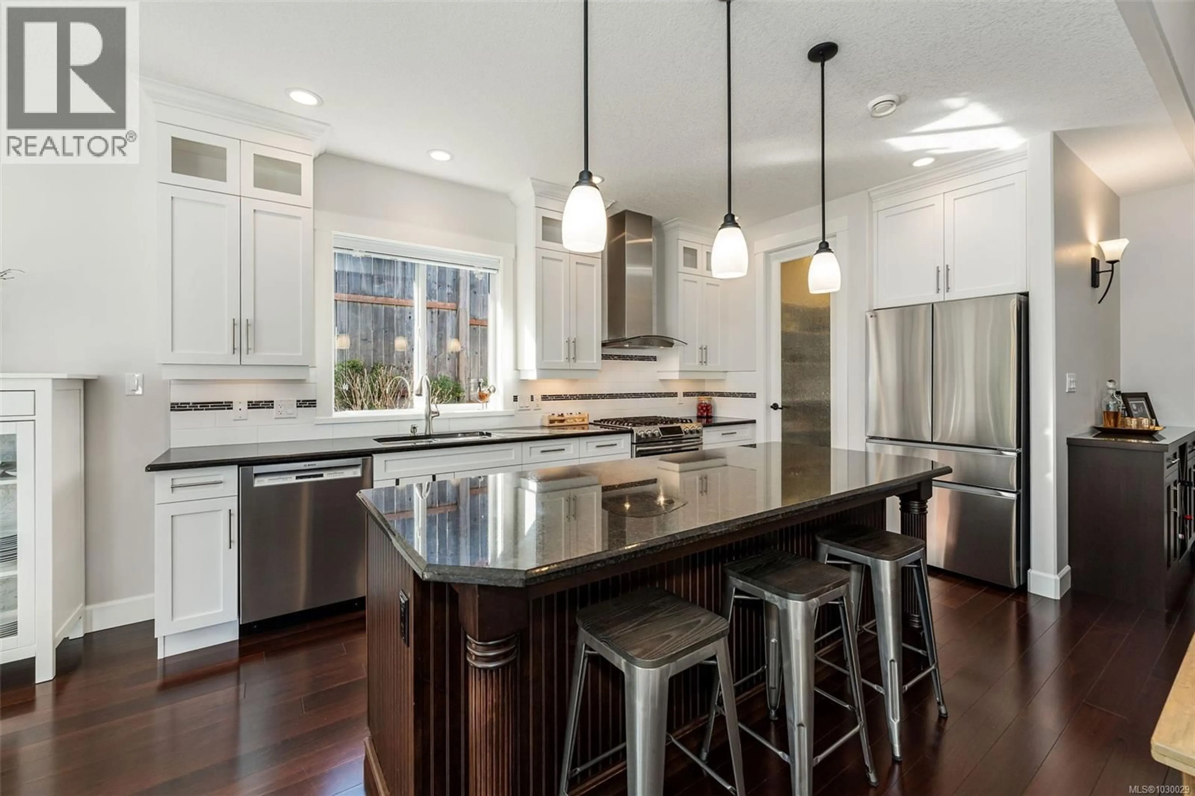 Contemporary kitchen, unknown for 174 SUNNINGDALE ROAD EAST, Qualicum Beach British Columbia V9K1L1
