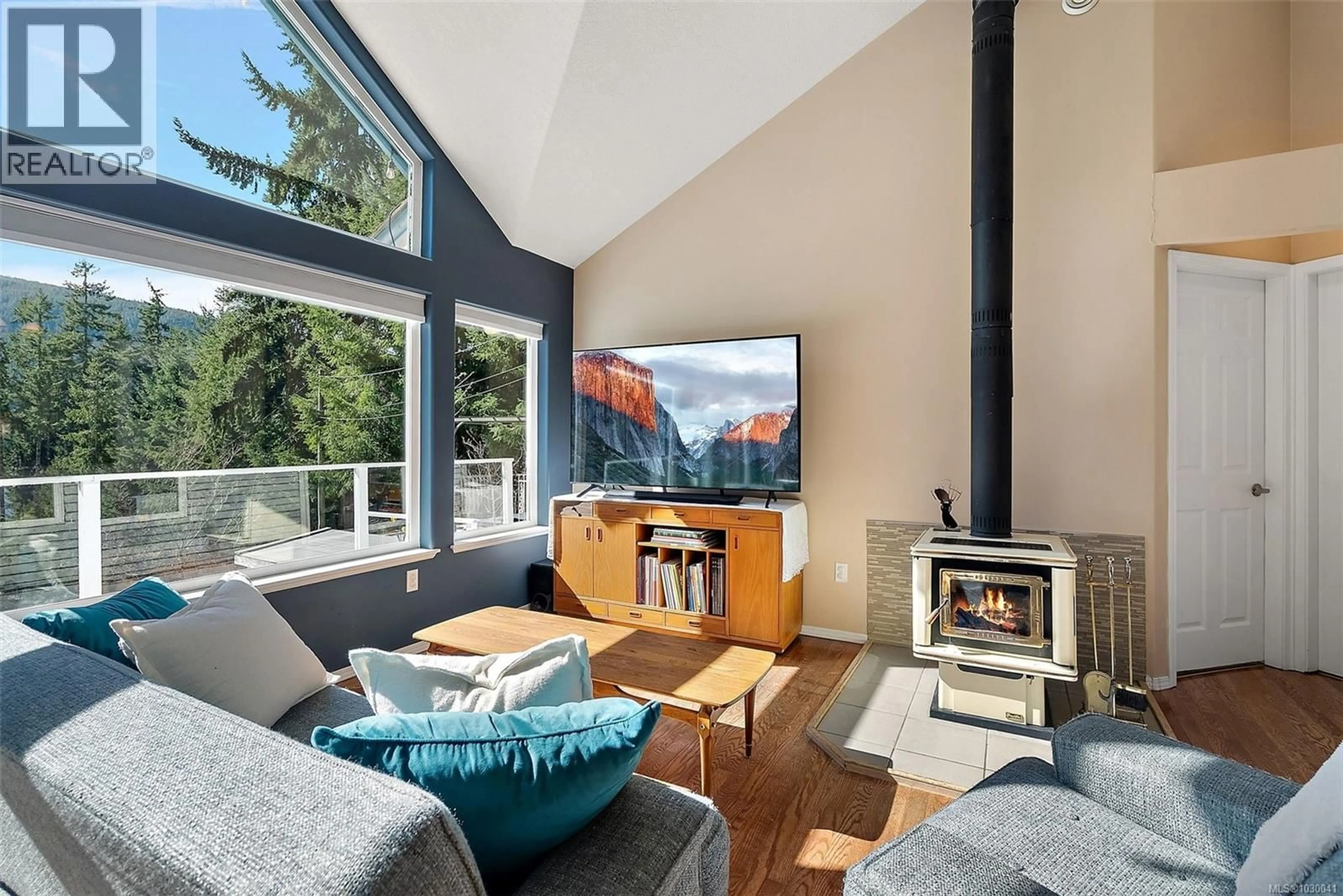 Living room with furniture, unknown for 9709 YOUBOU ROAD, Youbou British Columbia V0R3E1