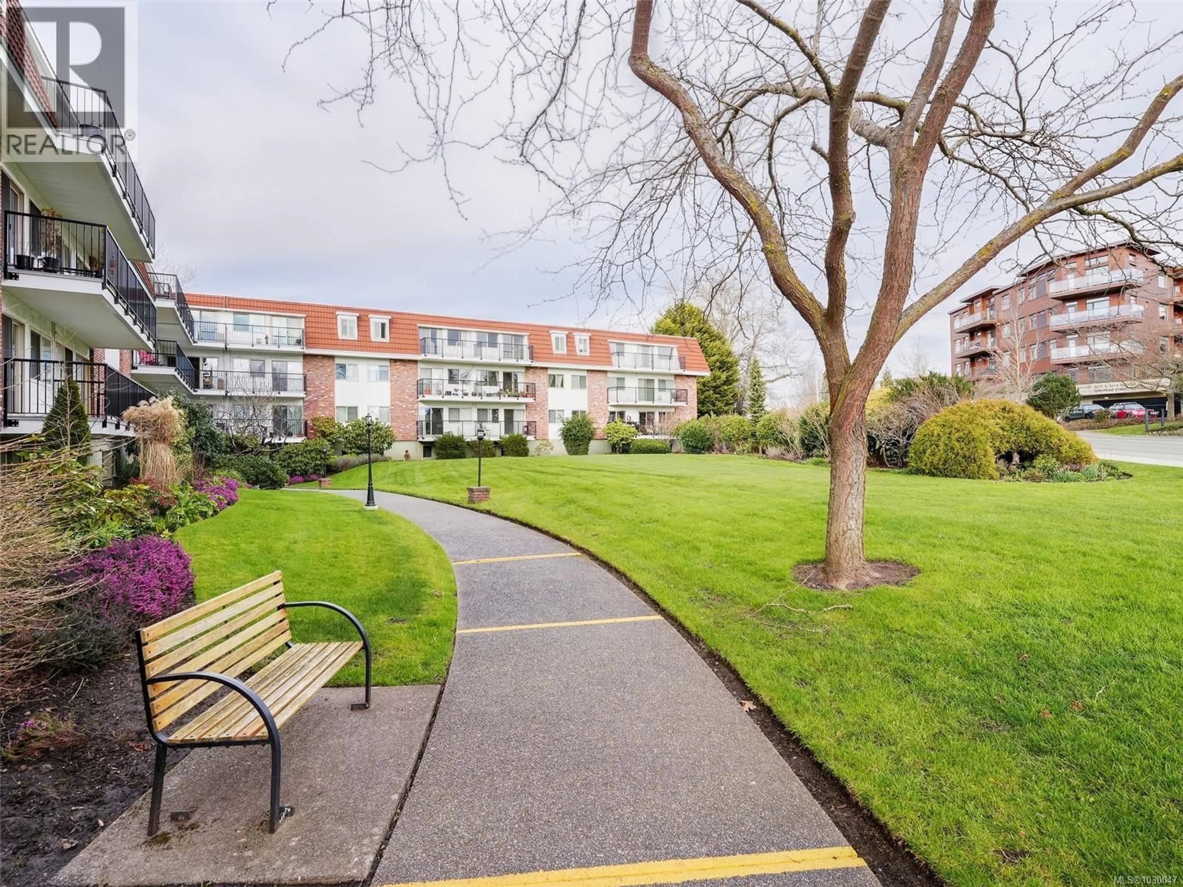 Patio, street for 120 - 1680 POPLAR AVENUE, Saanich British Columbia V8P4K7