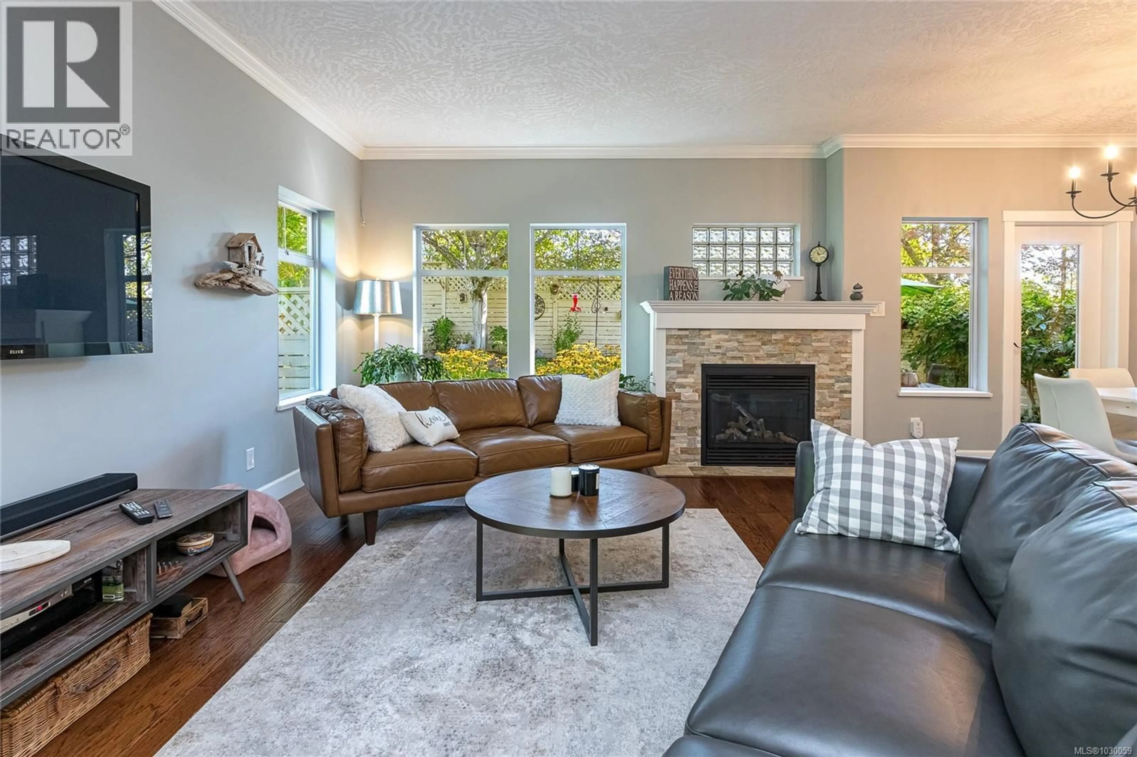 Living room with furniture, unknown for 111 - 1110 WILLOW STREET, Saanich British Columbia V8X3K2