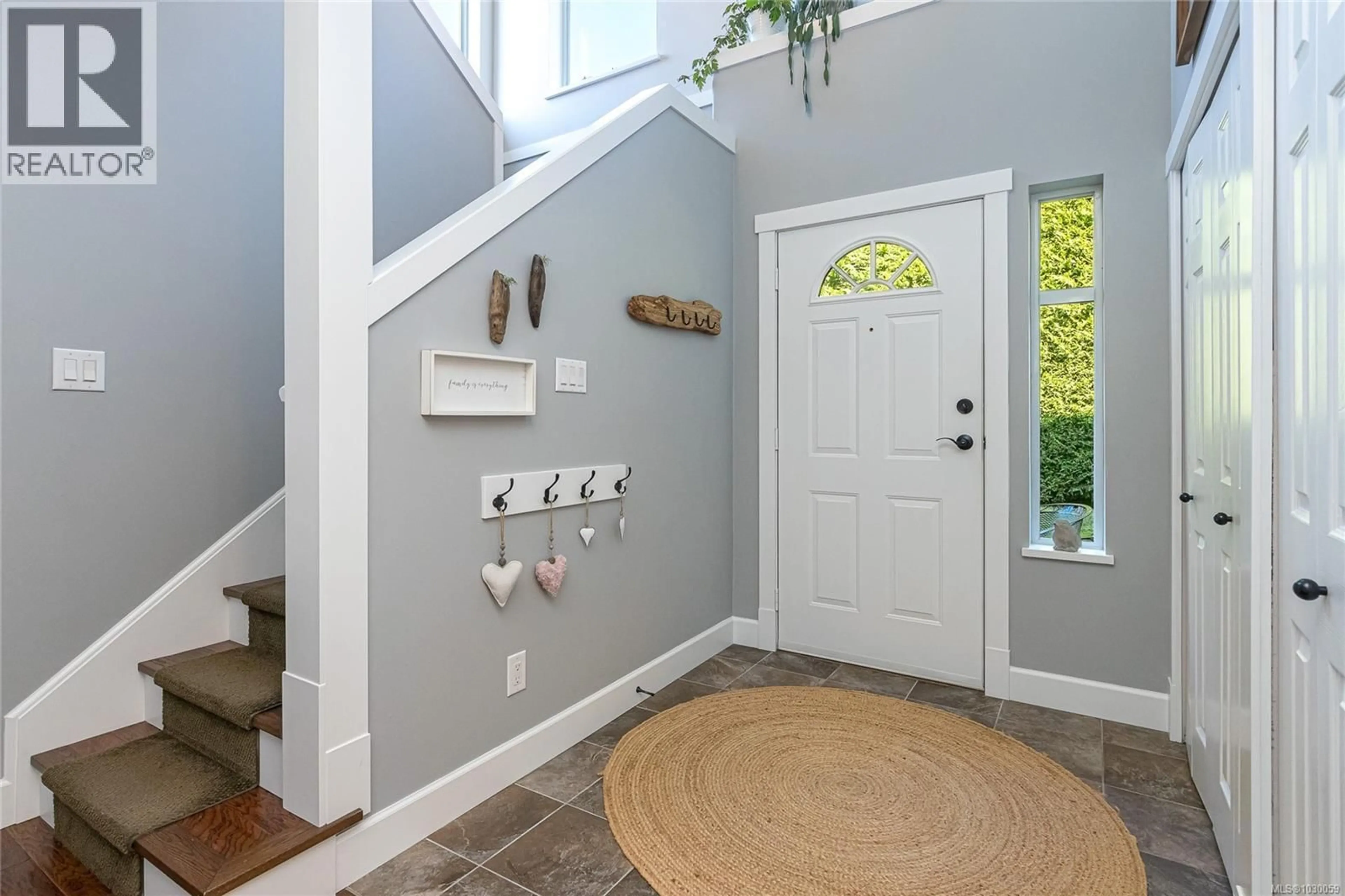 Indoor entryway for 111 - 1110 WILLOW STREET, Saanich British Columbia V8X3K2