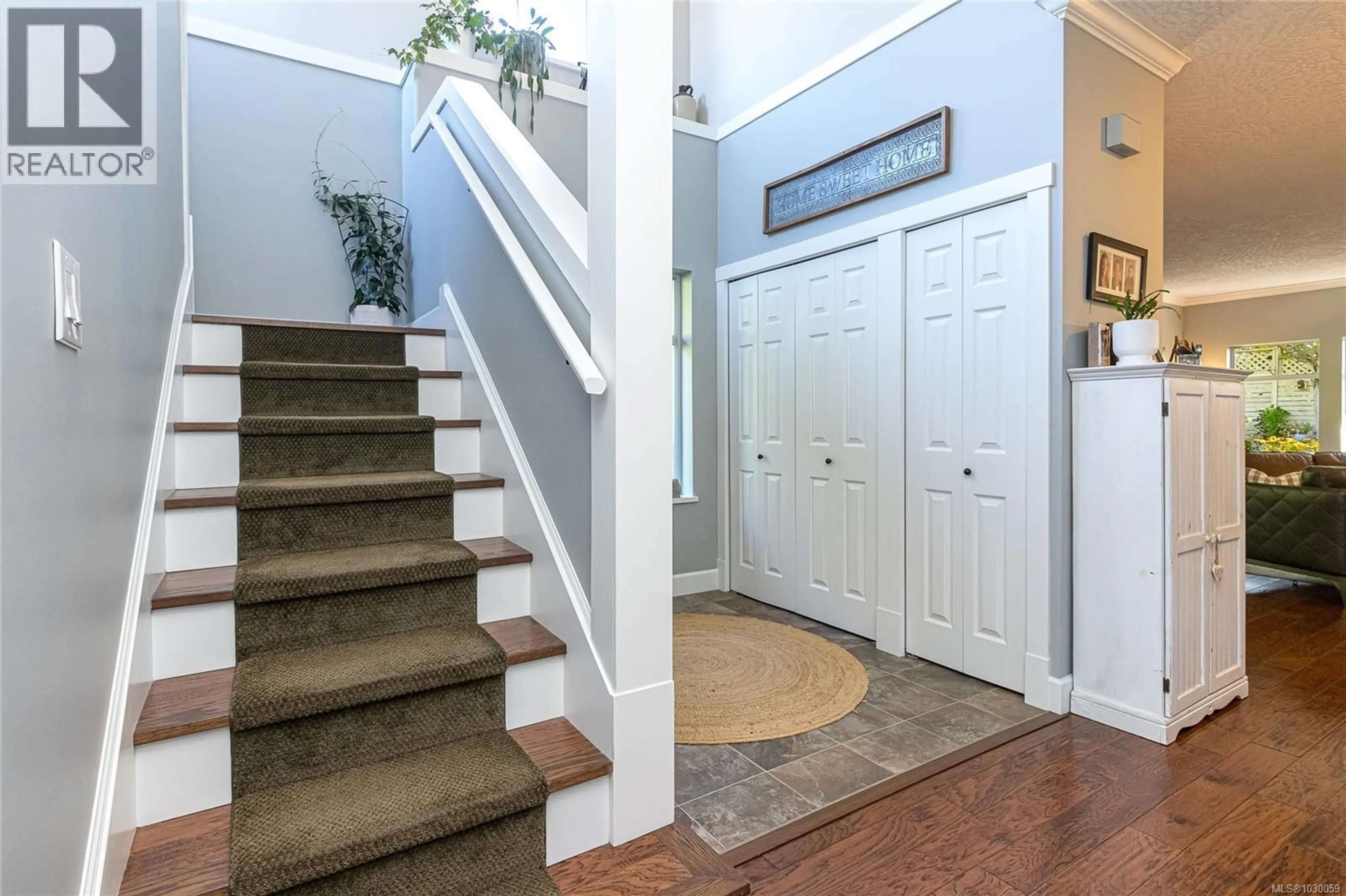 Indoor entryway for 111 - 1110 WILLOW STREET, Saanich British Columbia V8X3K2