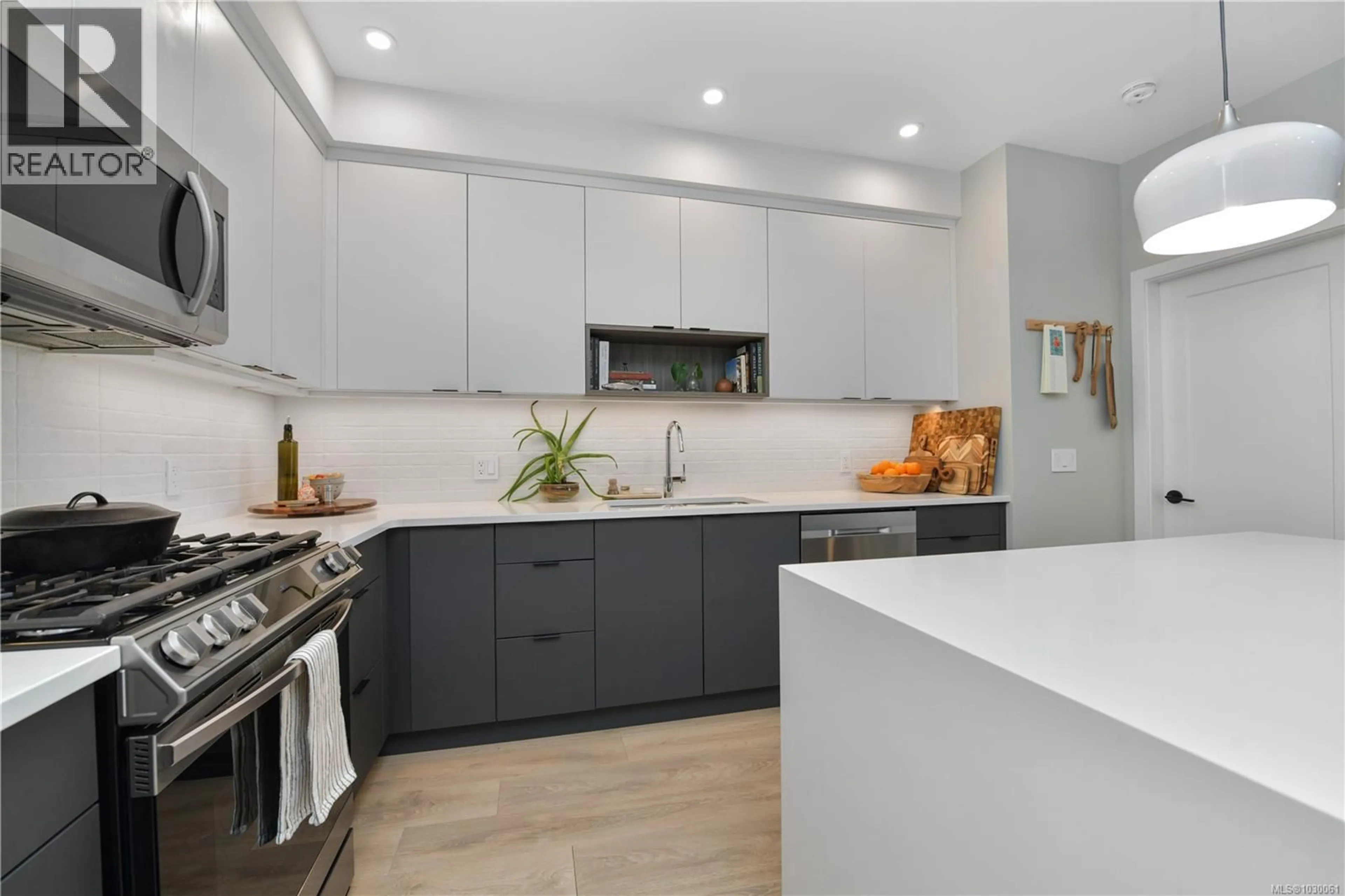 Open concept kitchen, ceramic/tile floor for 510 - 967 WHIRLAWAY CRESCENT, Langford British Columbia V9B0Y1