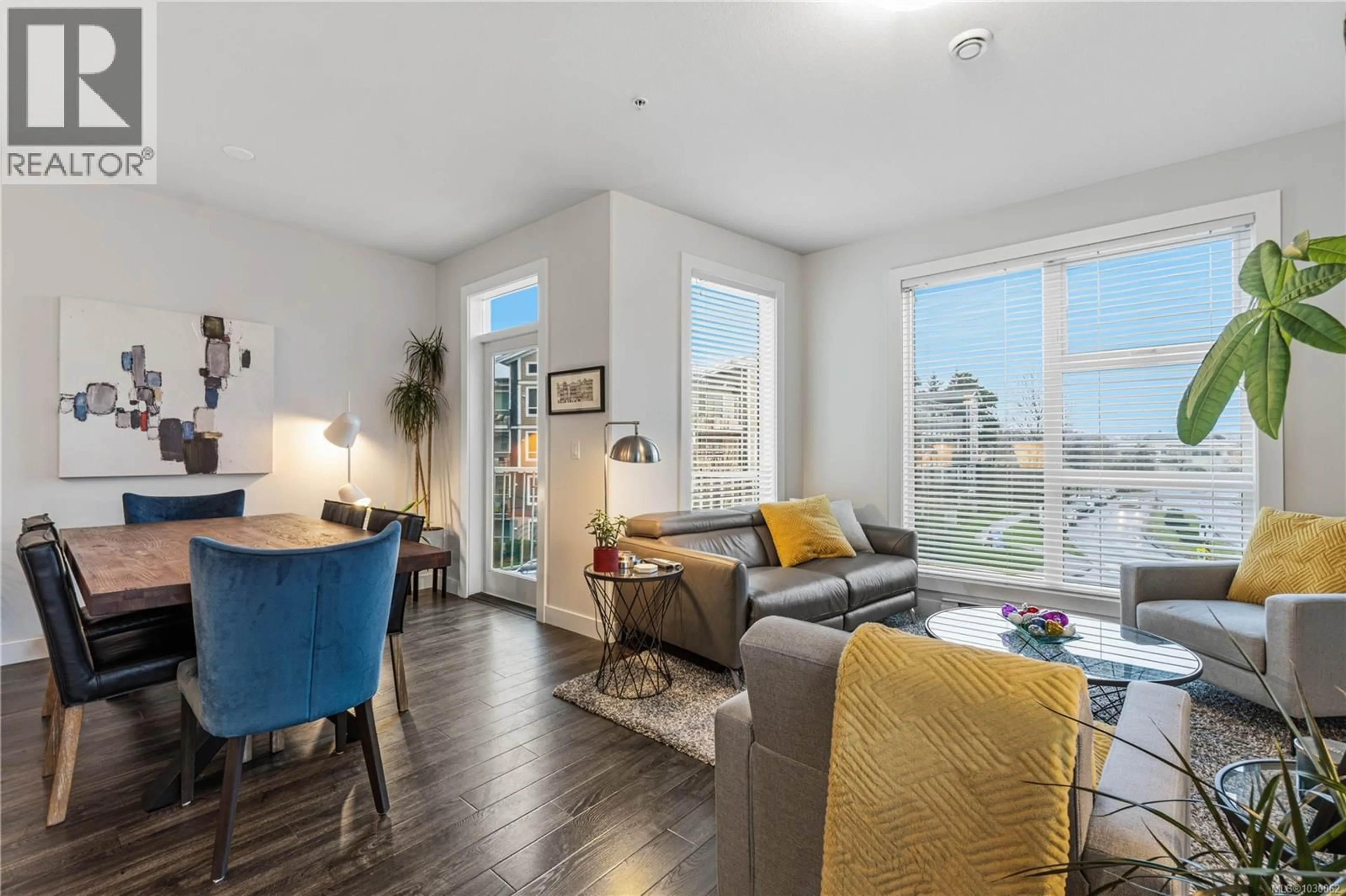 Living room with furniture, wood/laminate floor for 103 - 1800 SUMMERHILL PLACE, Nanaimo British Columbia V9S0C7