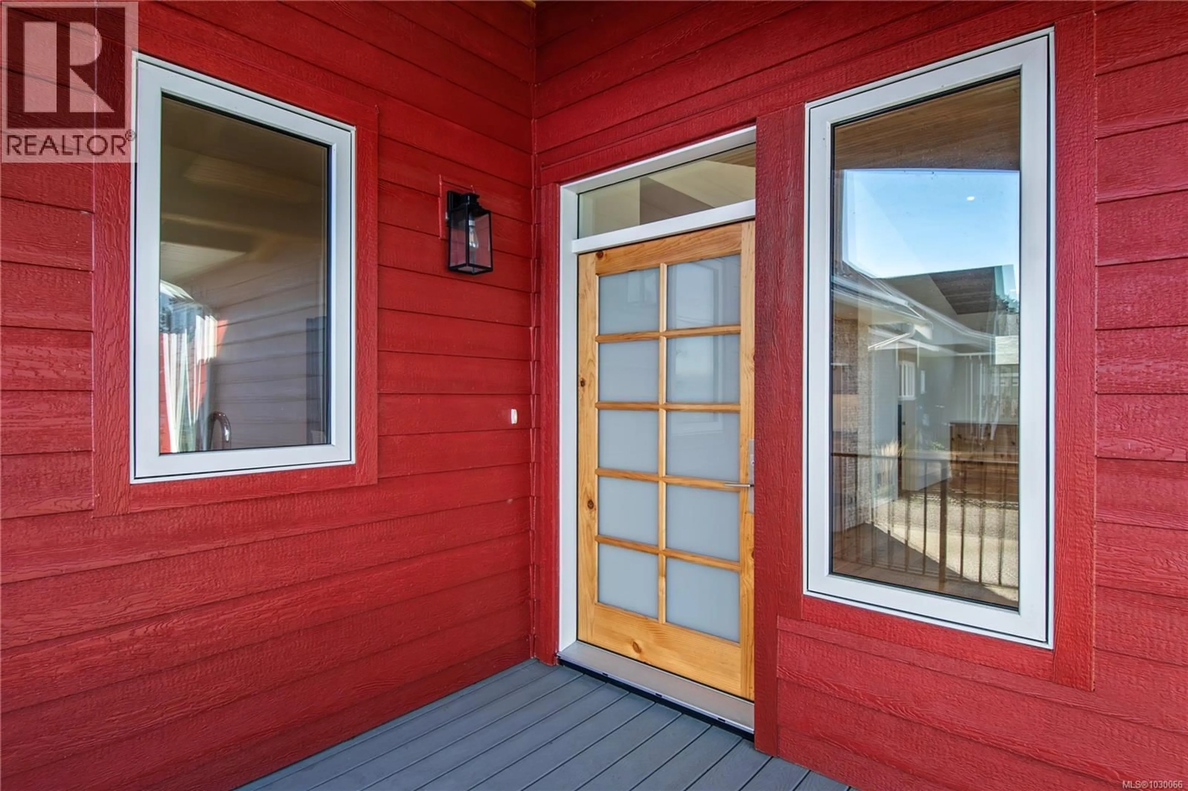 Indoor entryway for 4341 ISLAND HIGHWAY SOUTH, Campbell River British Columbia V9H1B7